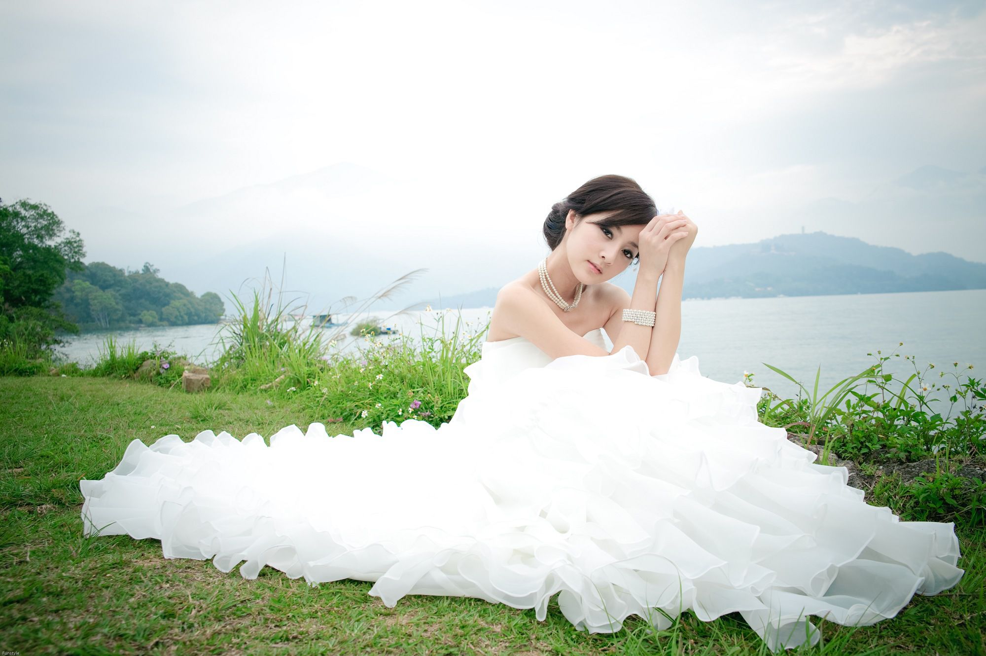 张凯洁/张允霏《日月潭+紙教堂(婚紗)》