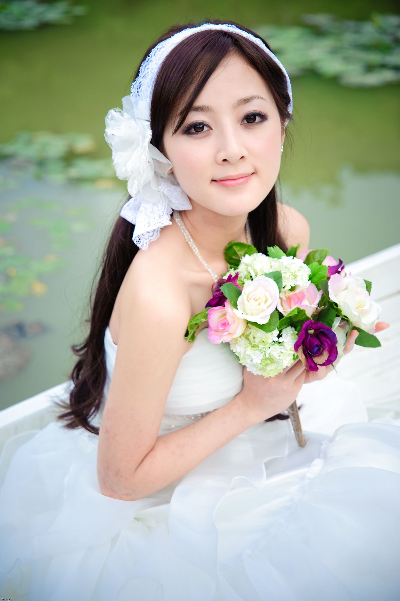 张凯洁/张允霏《日月潭+紙教堂(婚紗)》