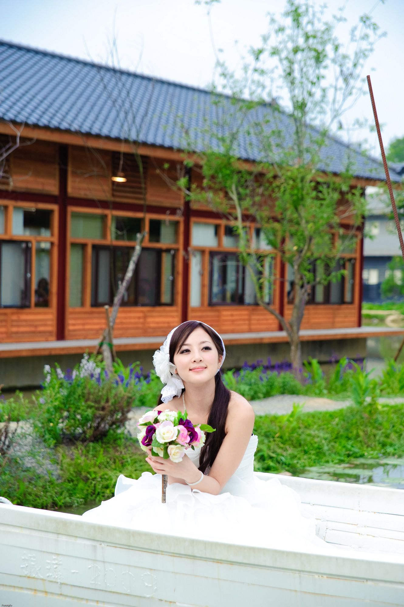 张凯洁/张允霏《日月潭+紙教堂(婚紗)》