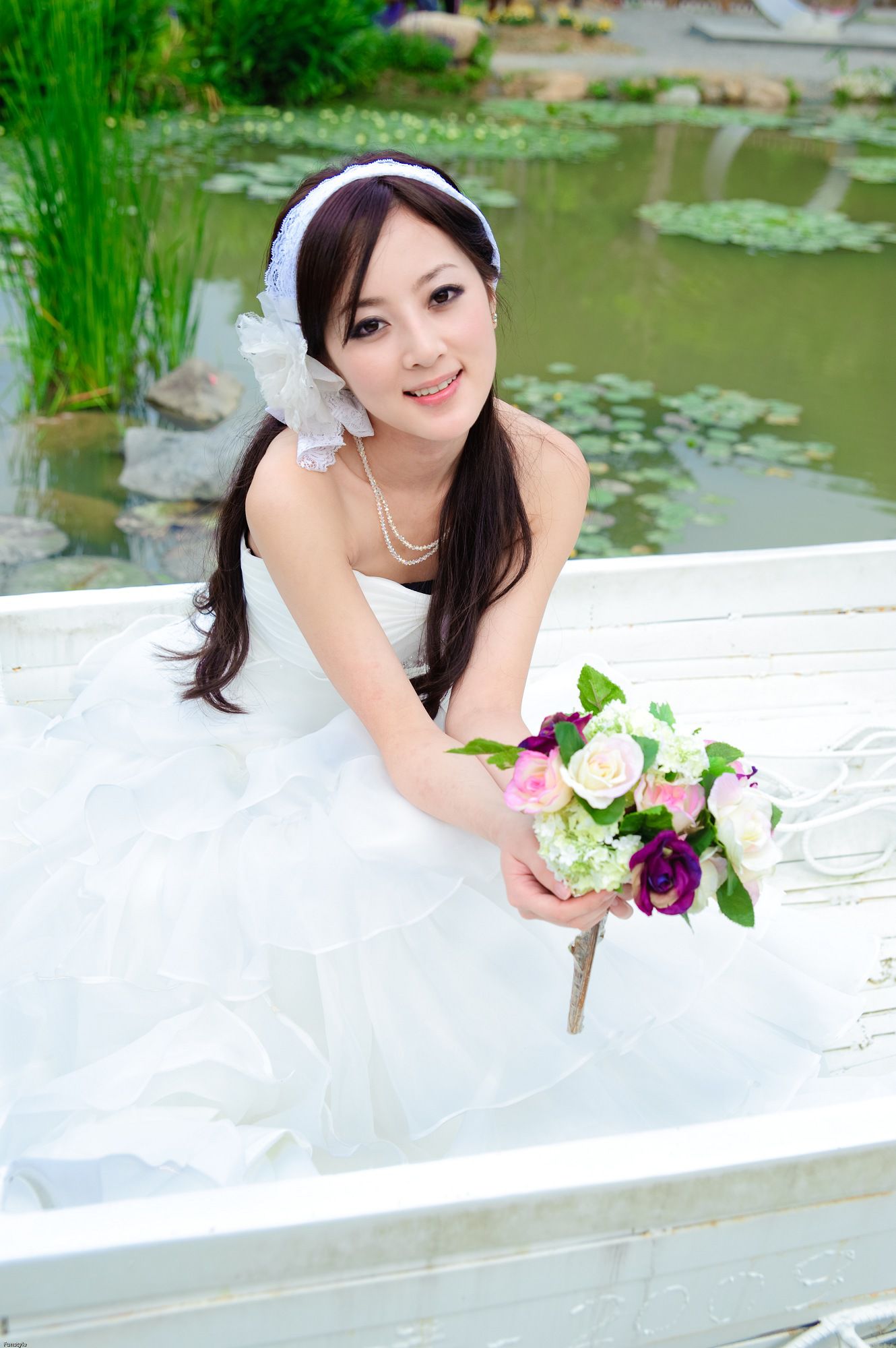 张凯洁/张允霏《日月潭+紙教堂(婚紗)》