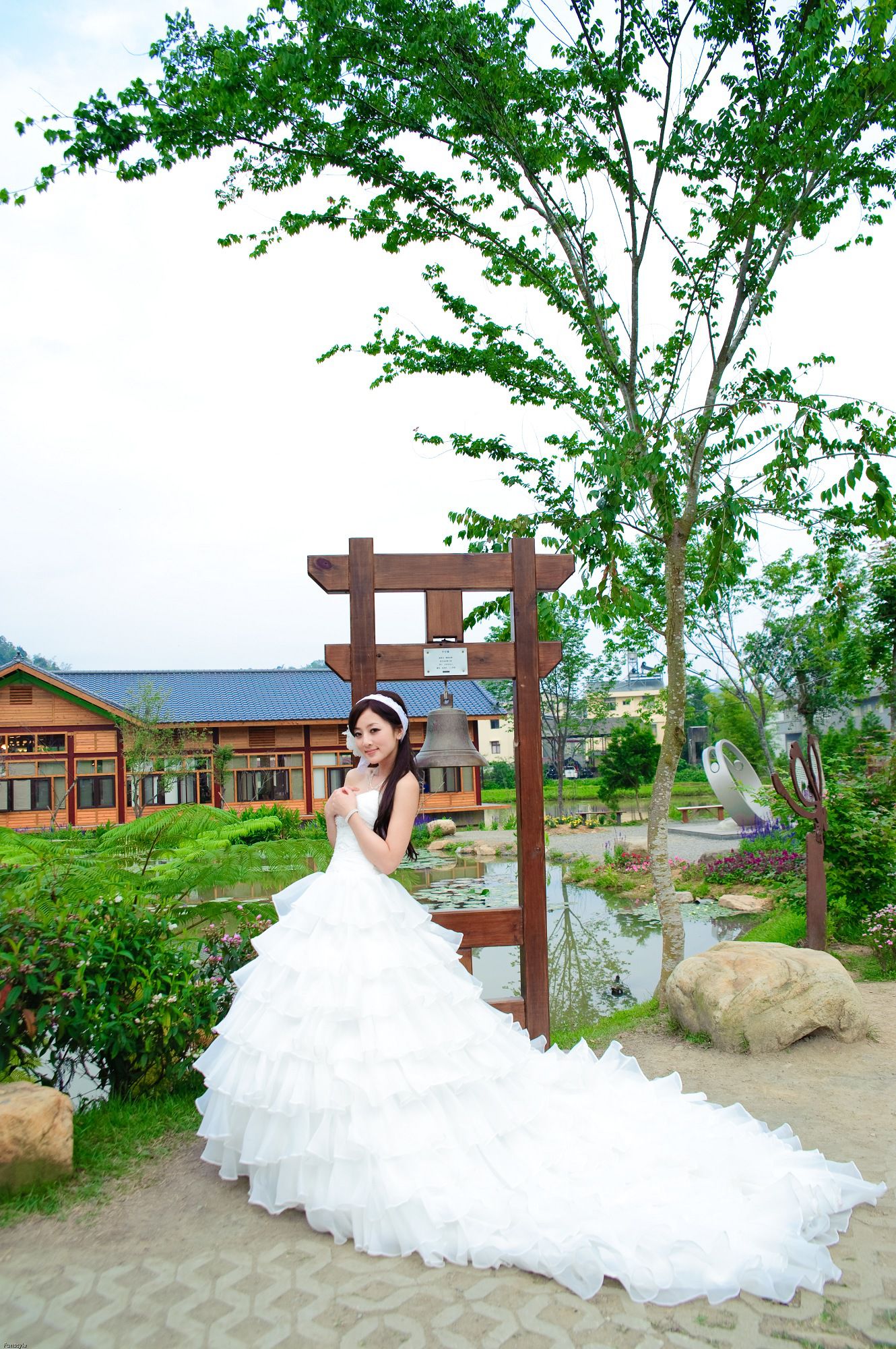 张凯洁/张允霏《日月潭+紙教堂(婚紗)》