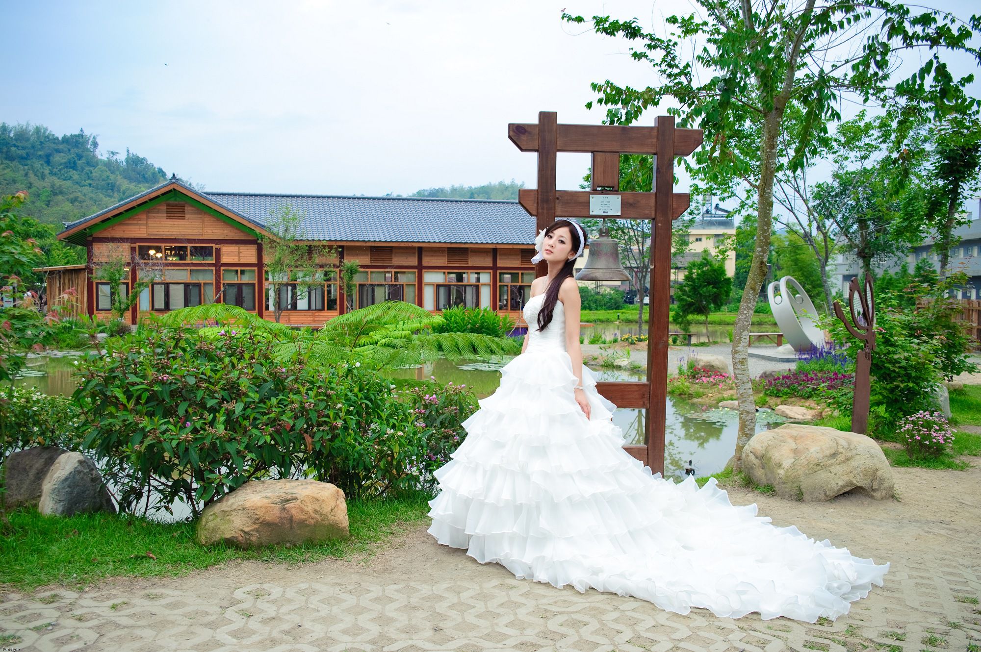 张凯洁/张允霏《日月潭+紙教堂(婚紗)》
