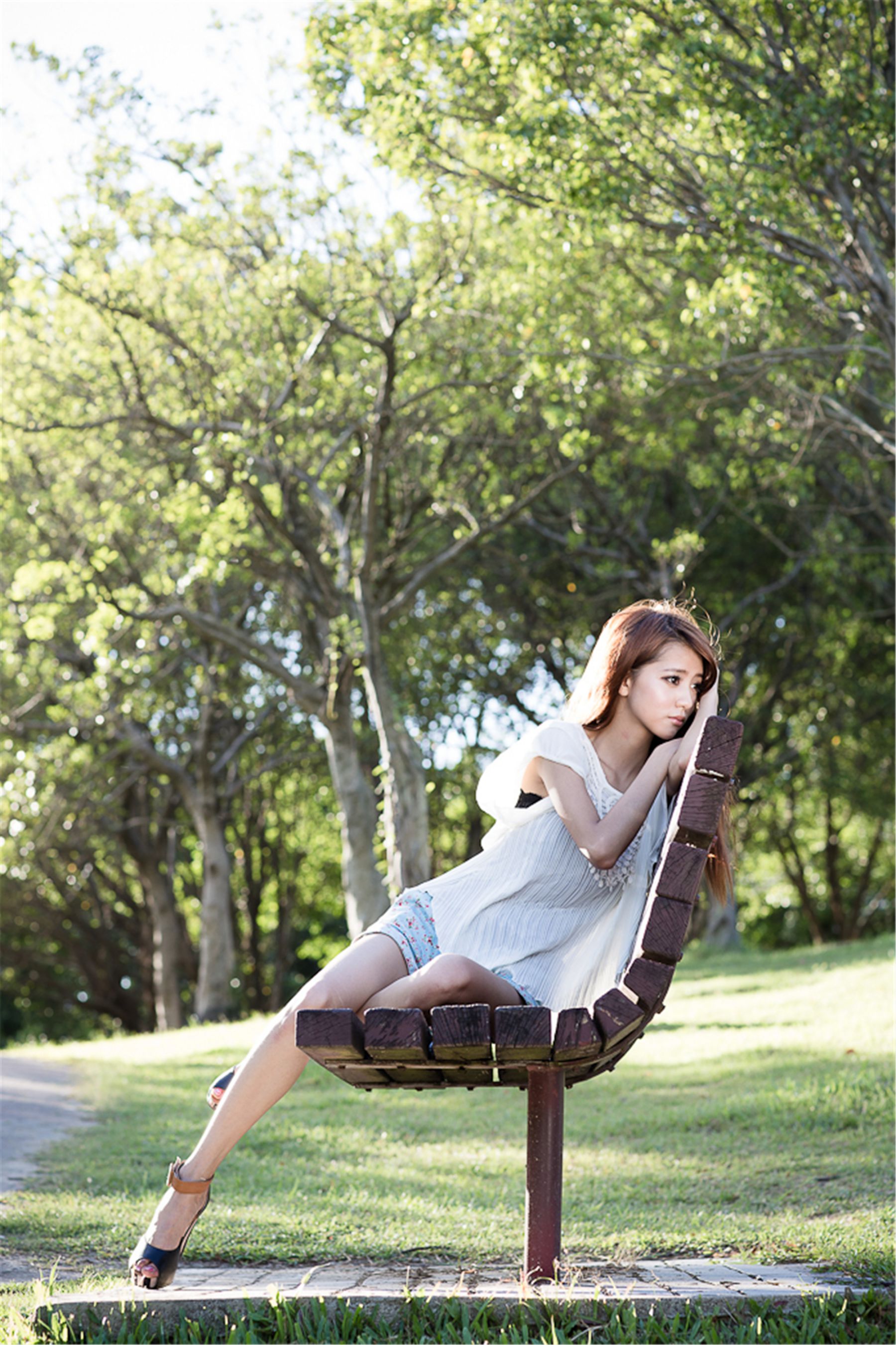 台湾美女妍安/吕芷葇《大安森林公園外拍》