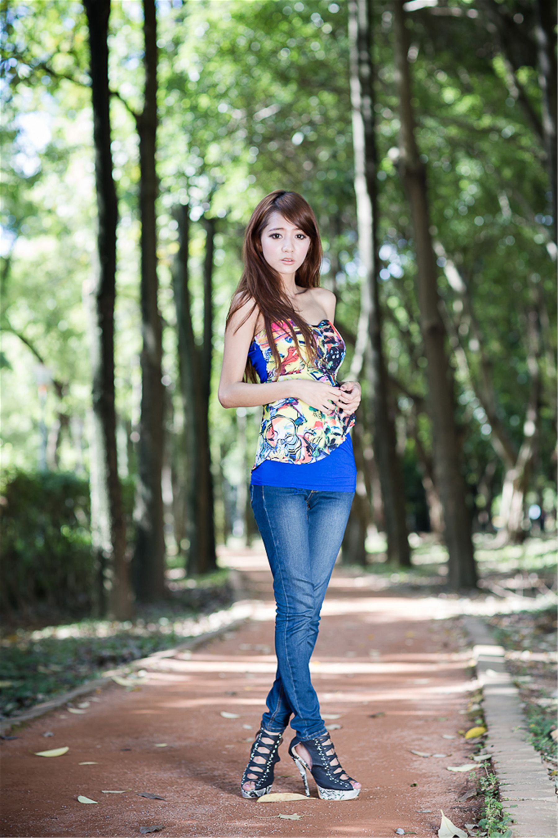 台湾美女妍安/吕芷葇《大安森林公園外拍》