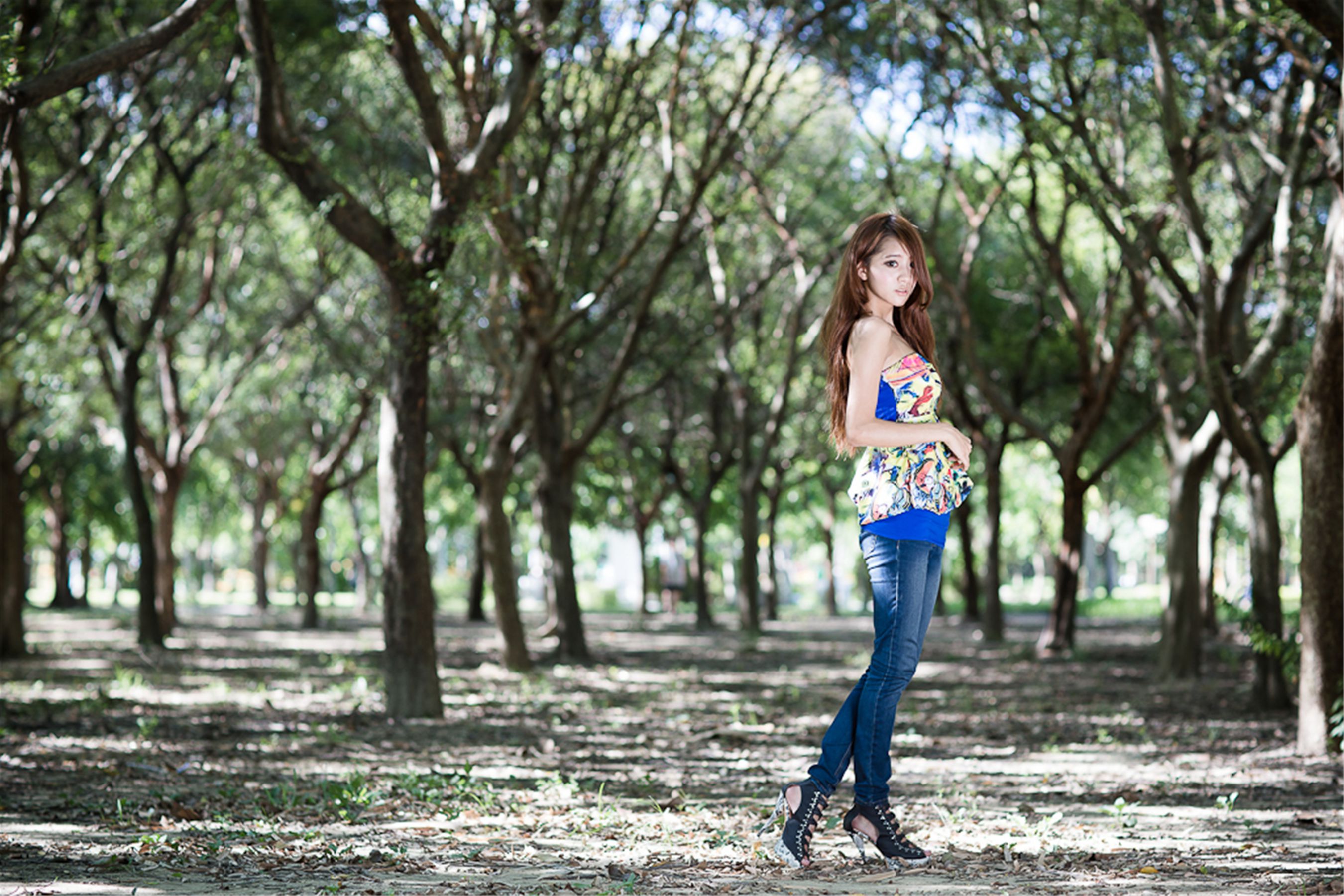台湾美女妍安/吕芷葇《大安森林公園外拍》