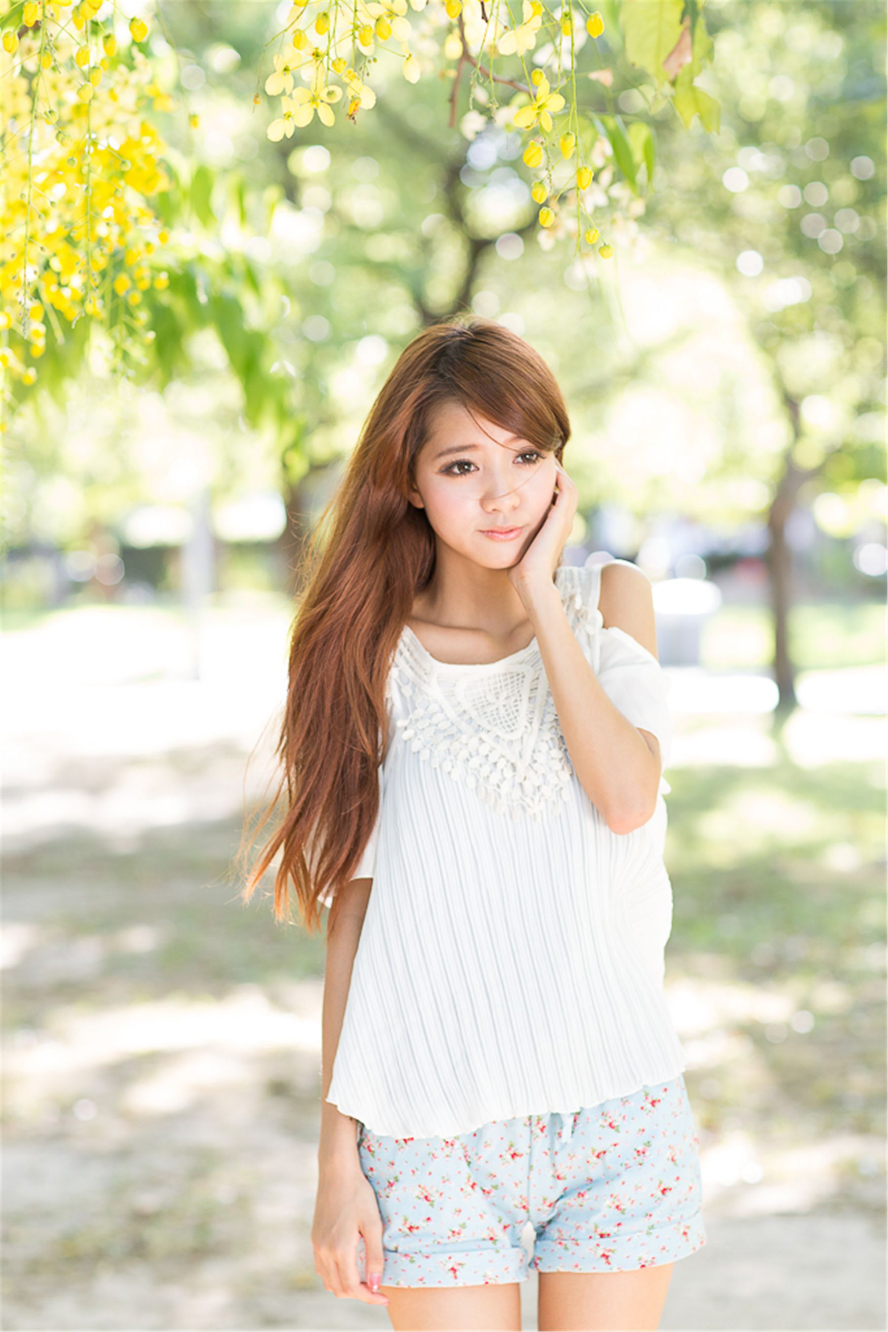 台湾美女妍安/吕芷葇《大安森林公園外拍》