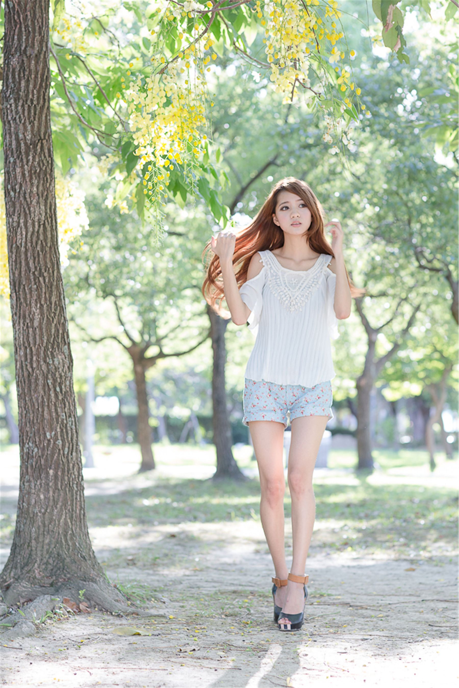 台湾美女妍安/吕芷葇《大安森林公園外拍》