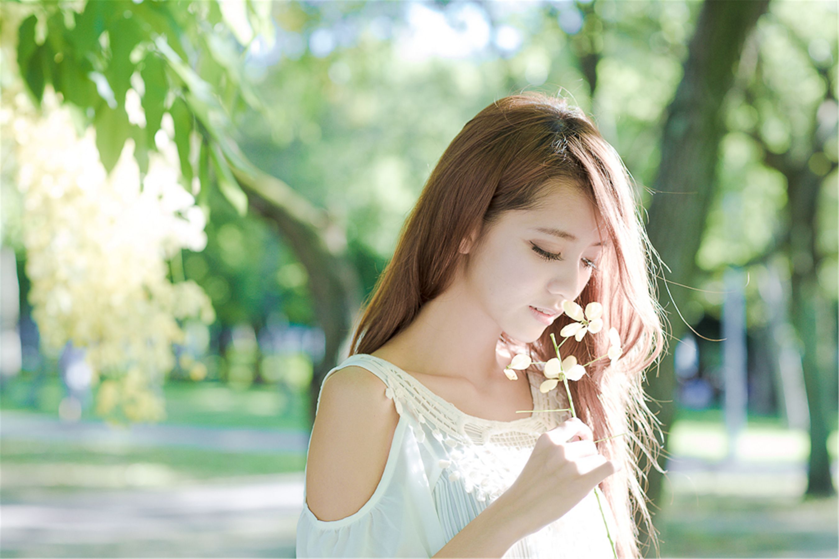 台湾美女妍安/吕芷葇《大安森林公園外拍》
