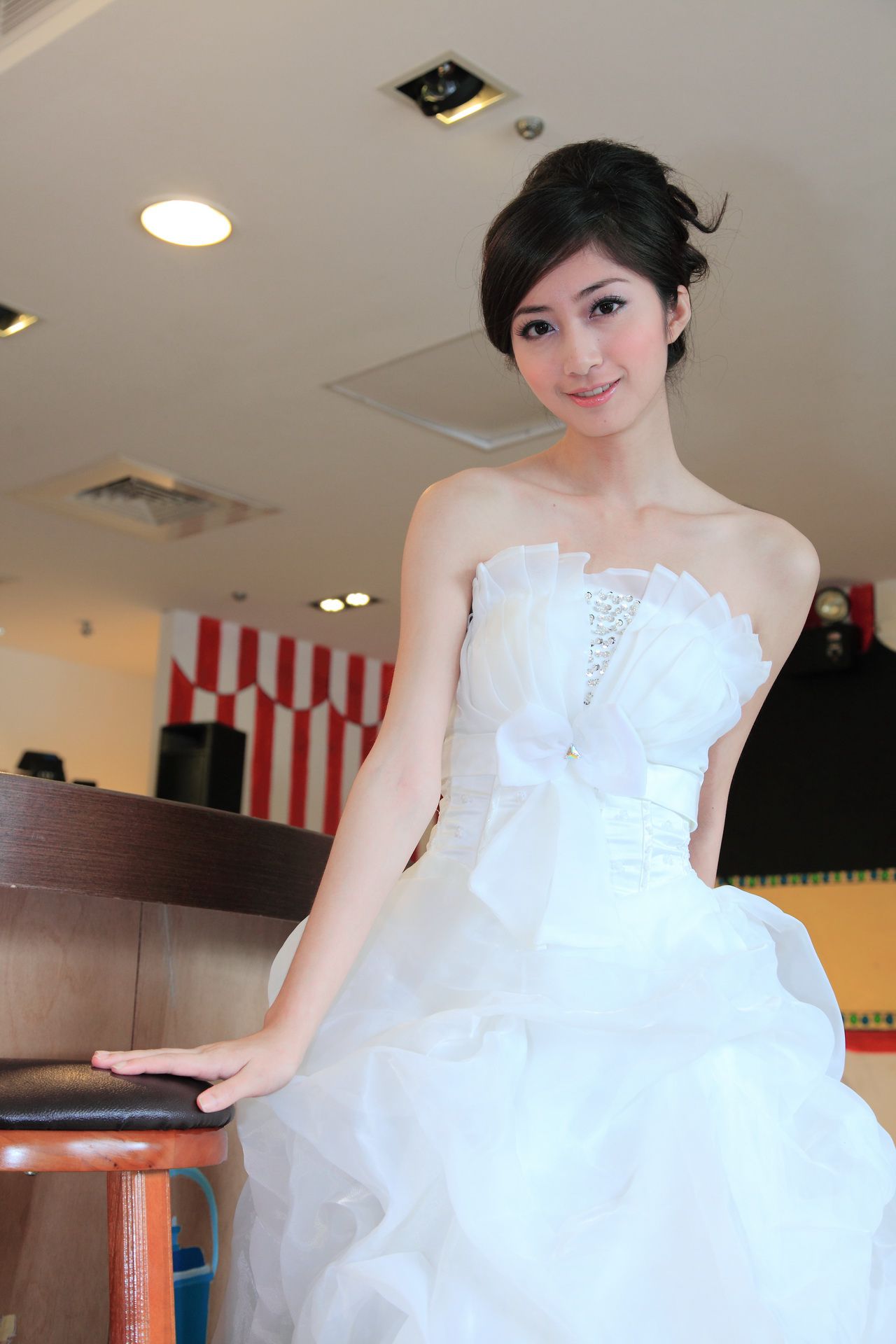 台湾气质美女Emily《唯美白色婚纱》