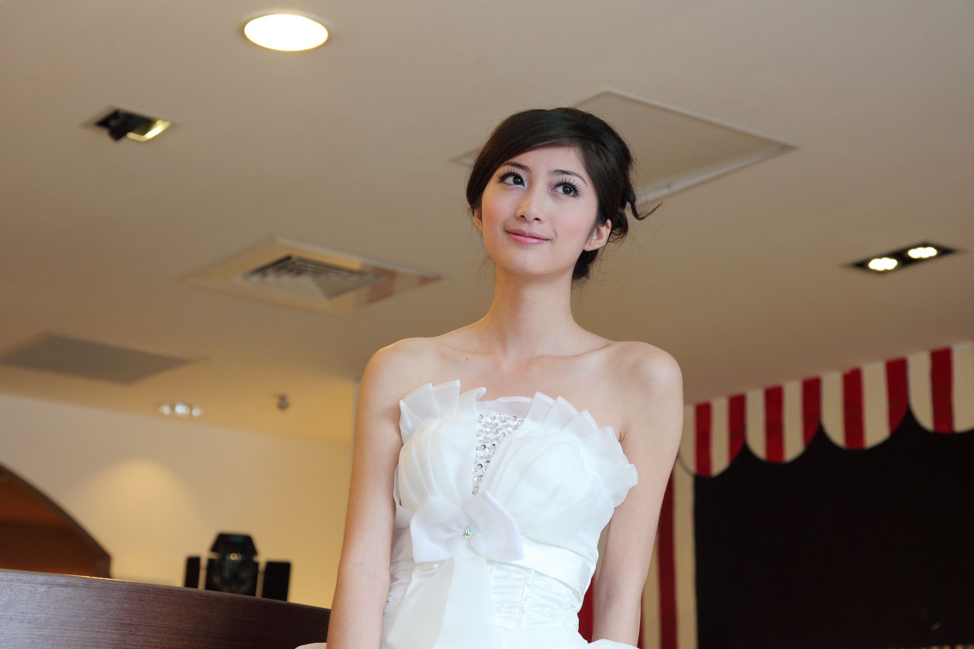 台湾气质美女Emily《唯美白色婚纱》