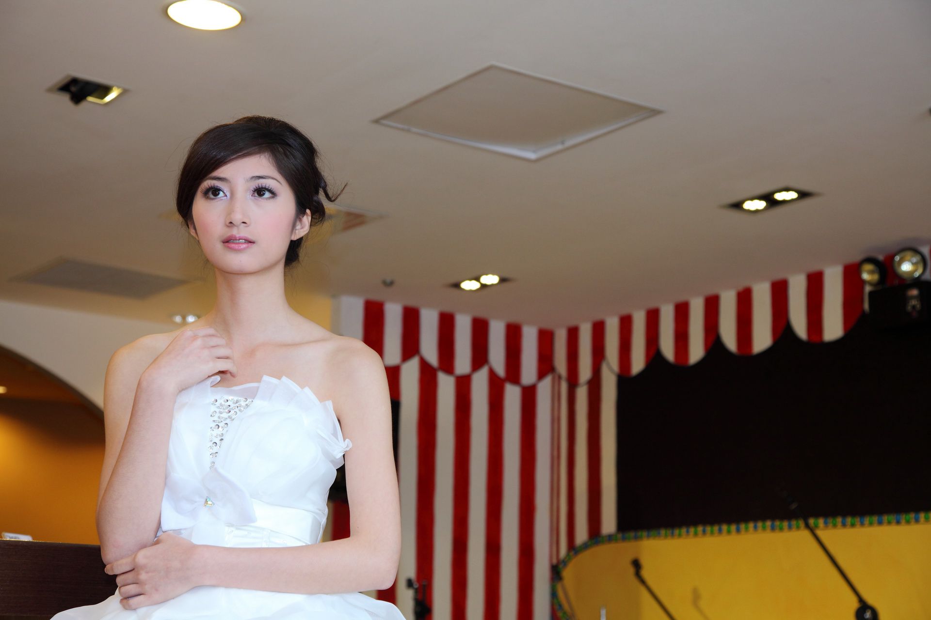 台湾气质美女Emily《唯美白色婚纱》