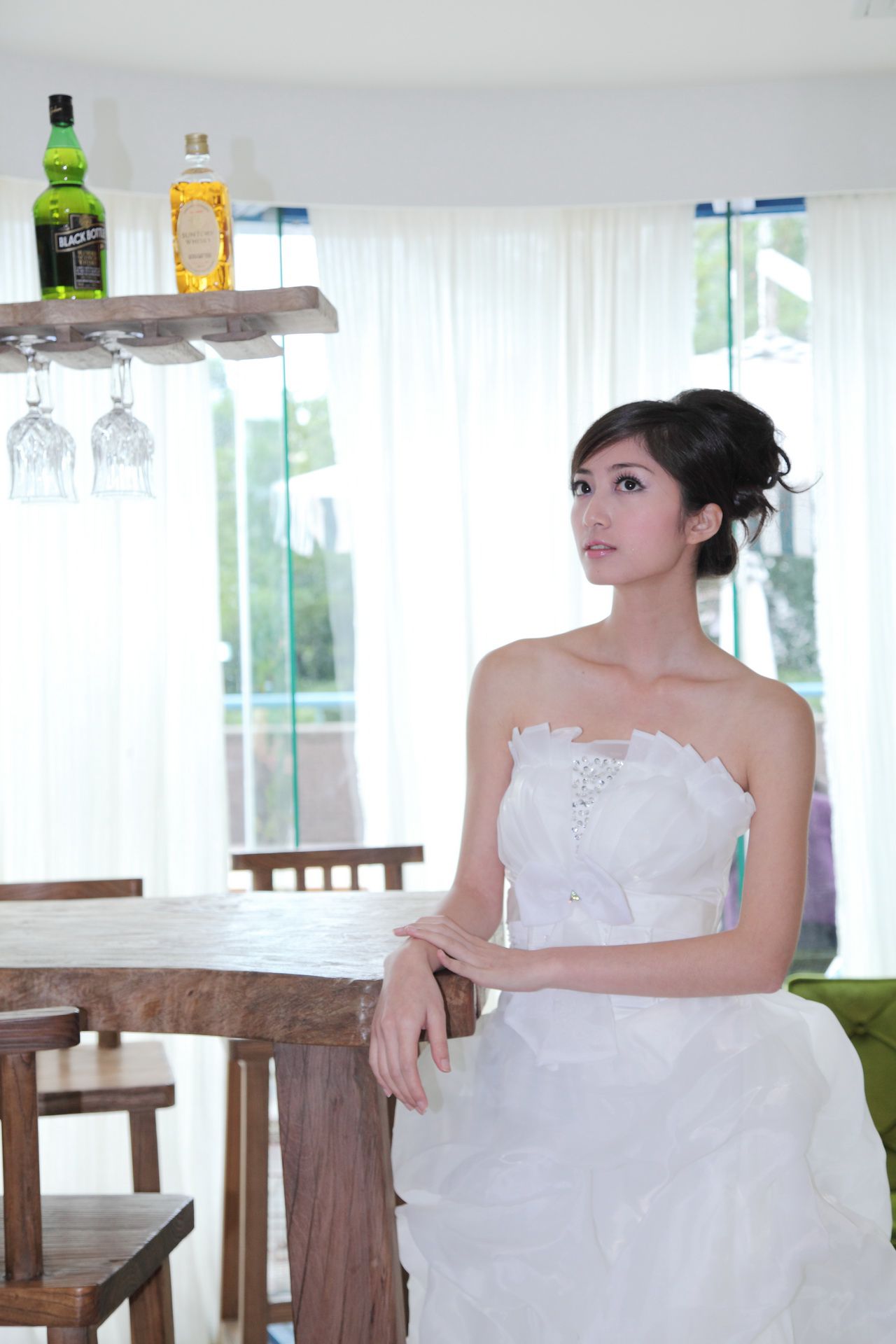 台湾气质美女Emily《唯美白色婚纱》