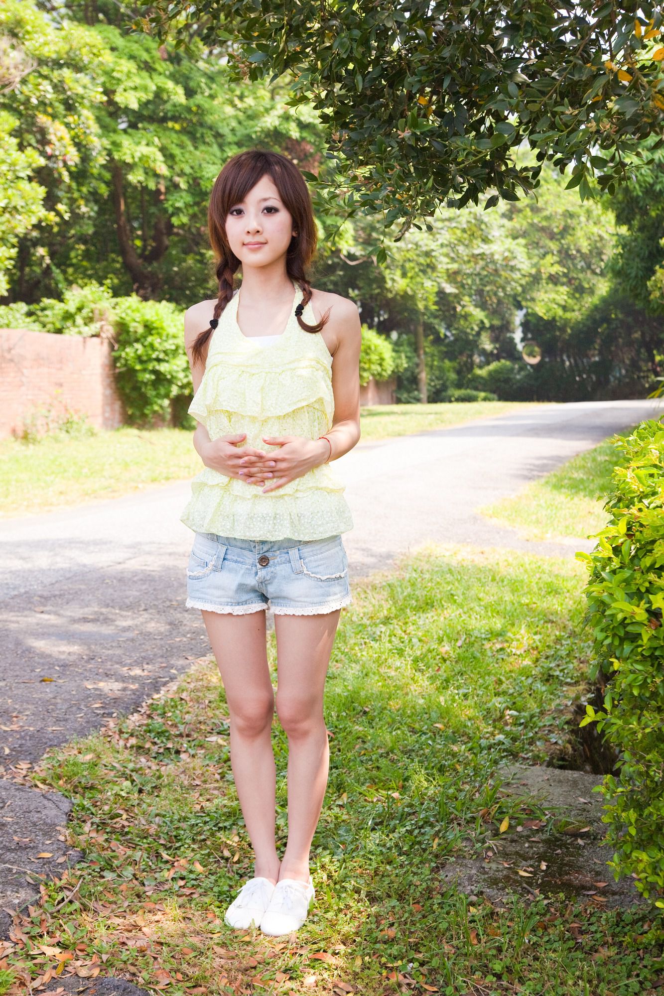 台湾美女果子MM《陽明山美軍宿舍外拍》第2部