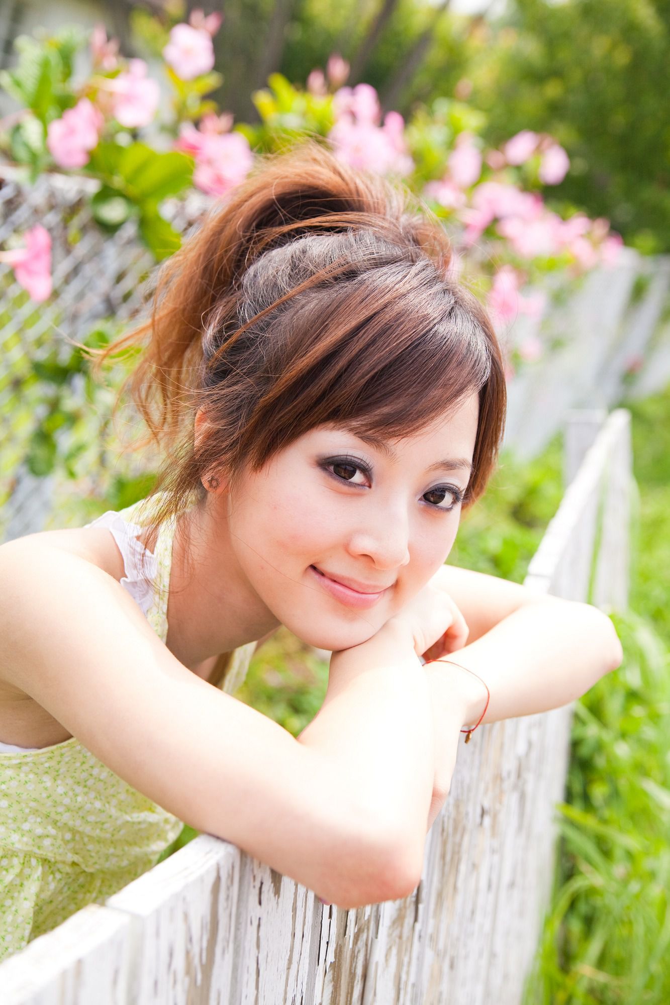 台湾美女果子MM《陽明山美軍宿舍外拍》第2部