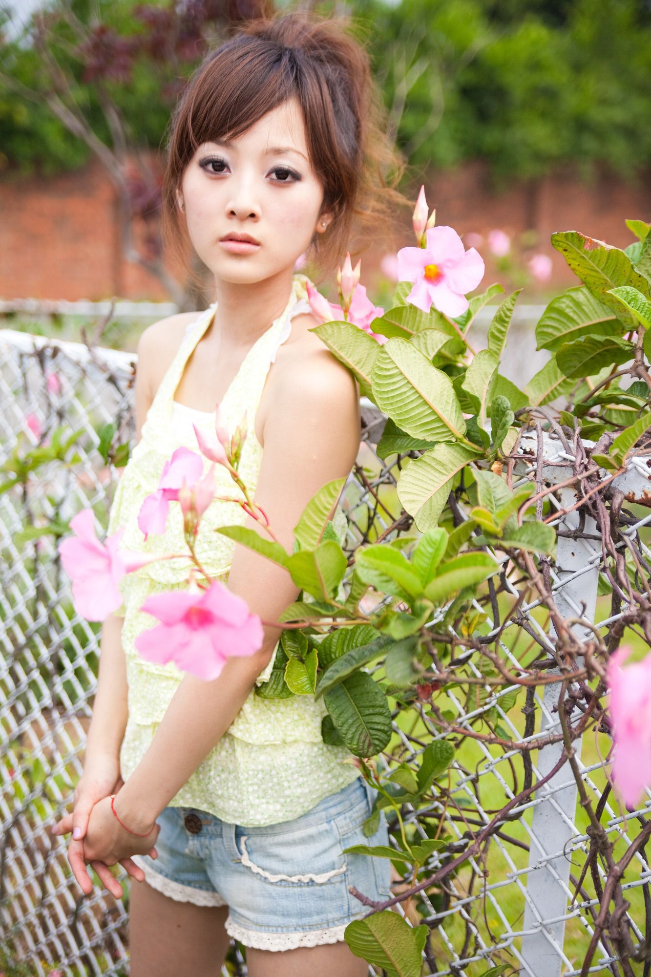 台湾美女果子MM《陽明山美軍宿舍外拍》第2部