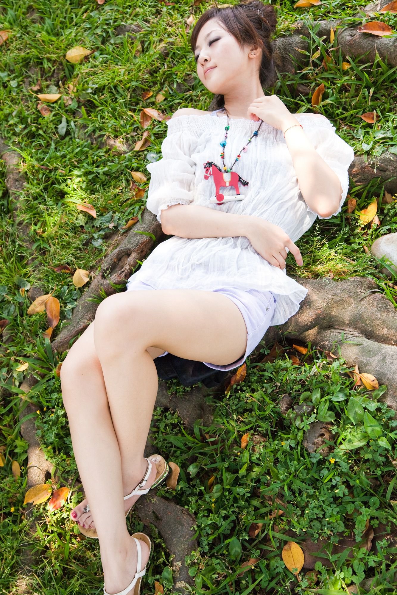 台湾美女果子MM《陽明山美軍宿舍外拍》第2部