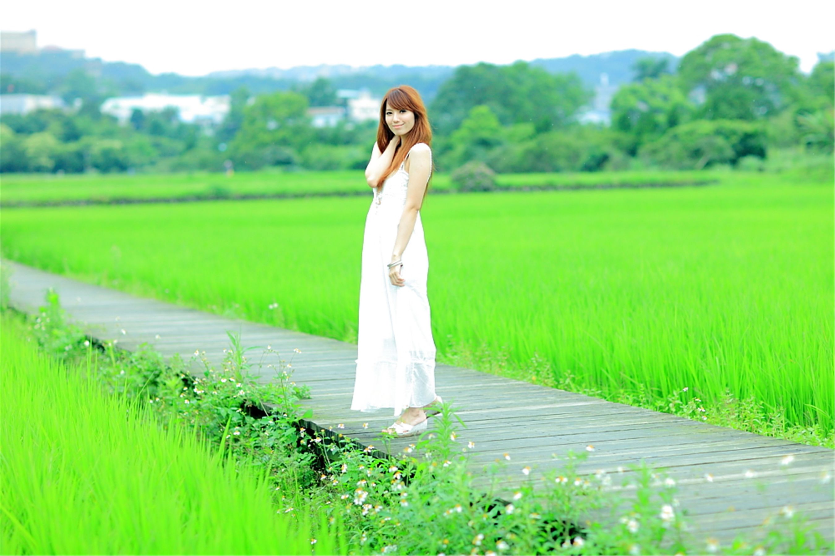 台湾正妹小静《农场初夏田园风光》唯美白裙系列