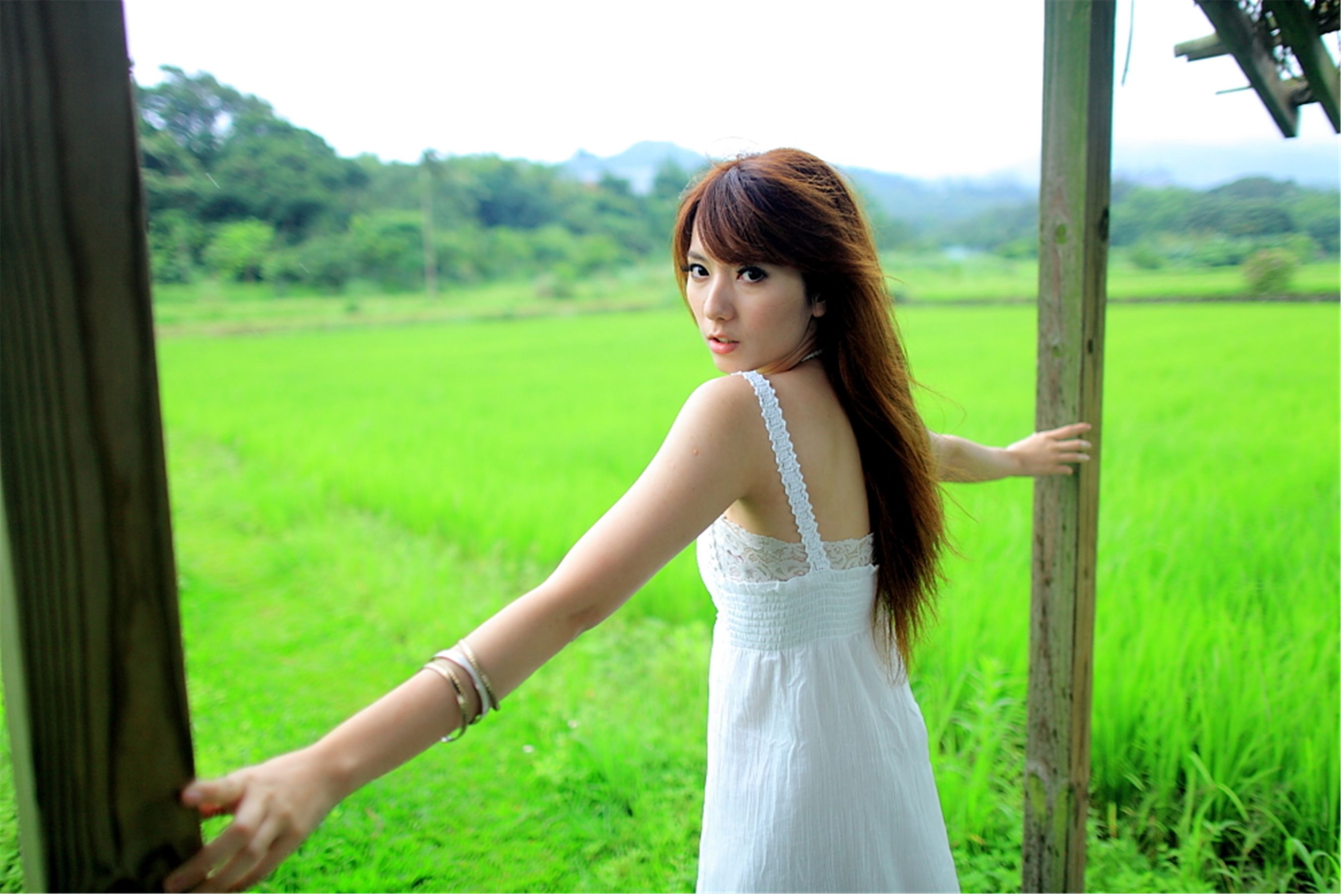 台湾正妹小静《农场初夏田园风光》唯美白裙系列