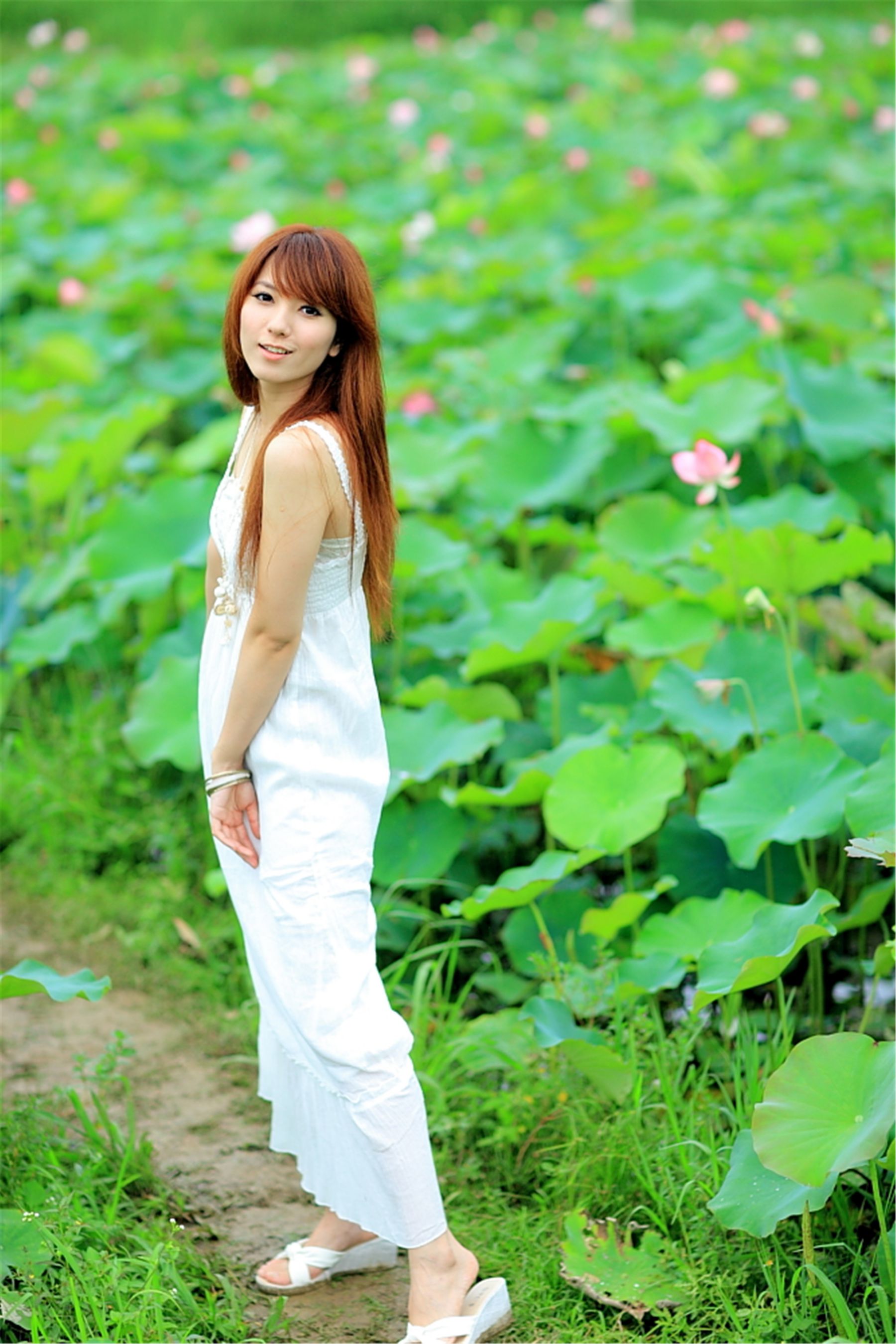台湾正妹小静《农场初夏田园风光》唯美白裙系列