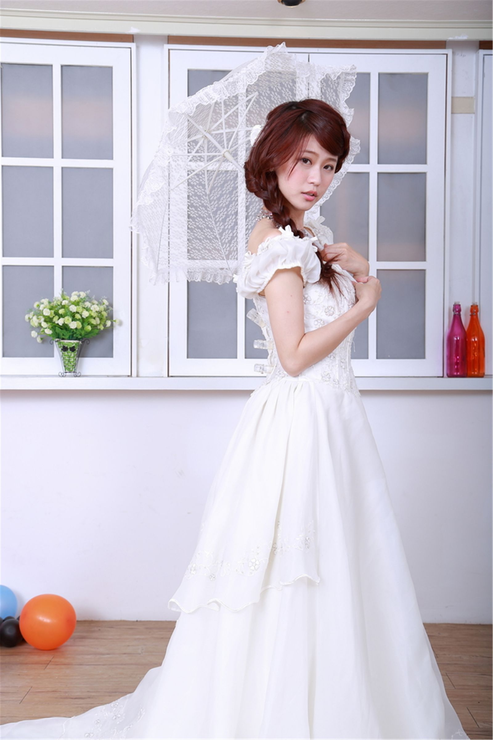台湾清纯妹子白白/李依璇《机电系女孩婚纱棚拍》