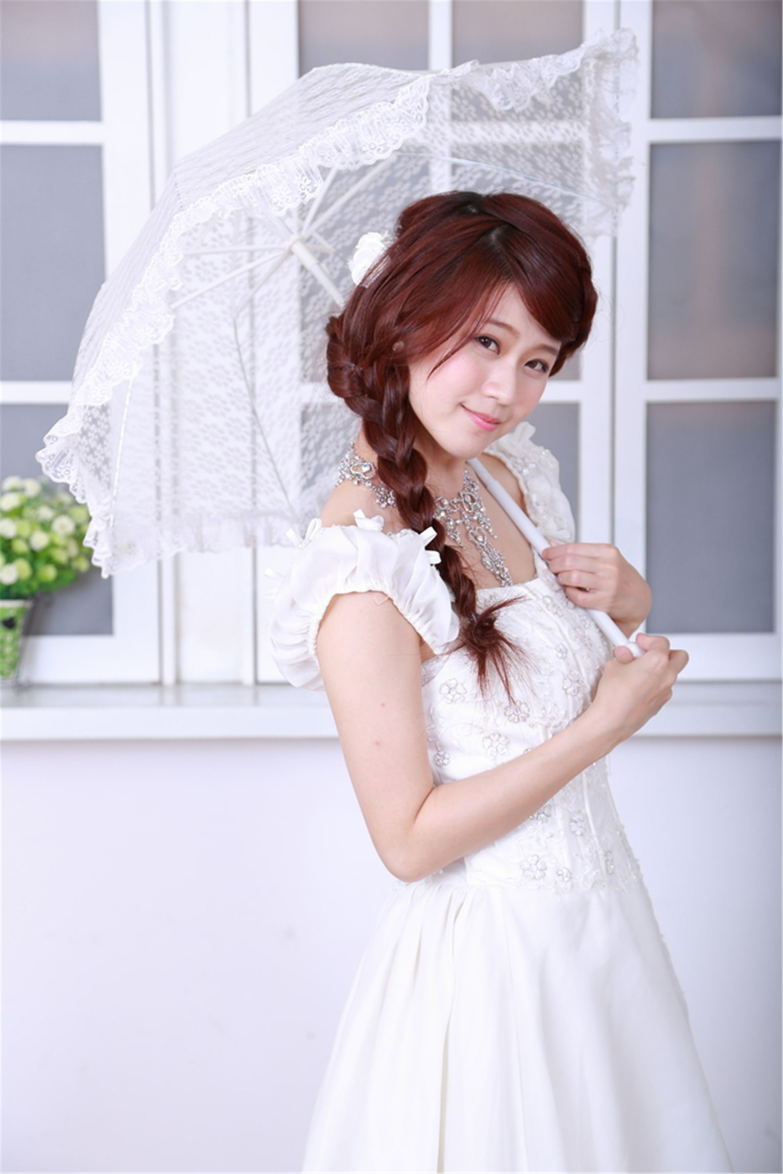 台湾清纯妹子白白/李依璇《机电系女孩婚纱棚拍》