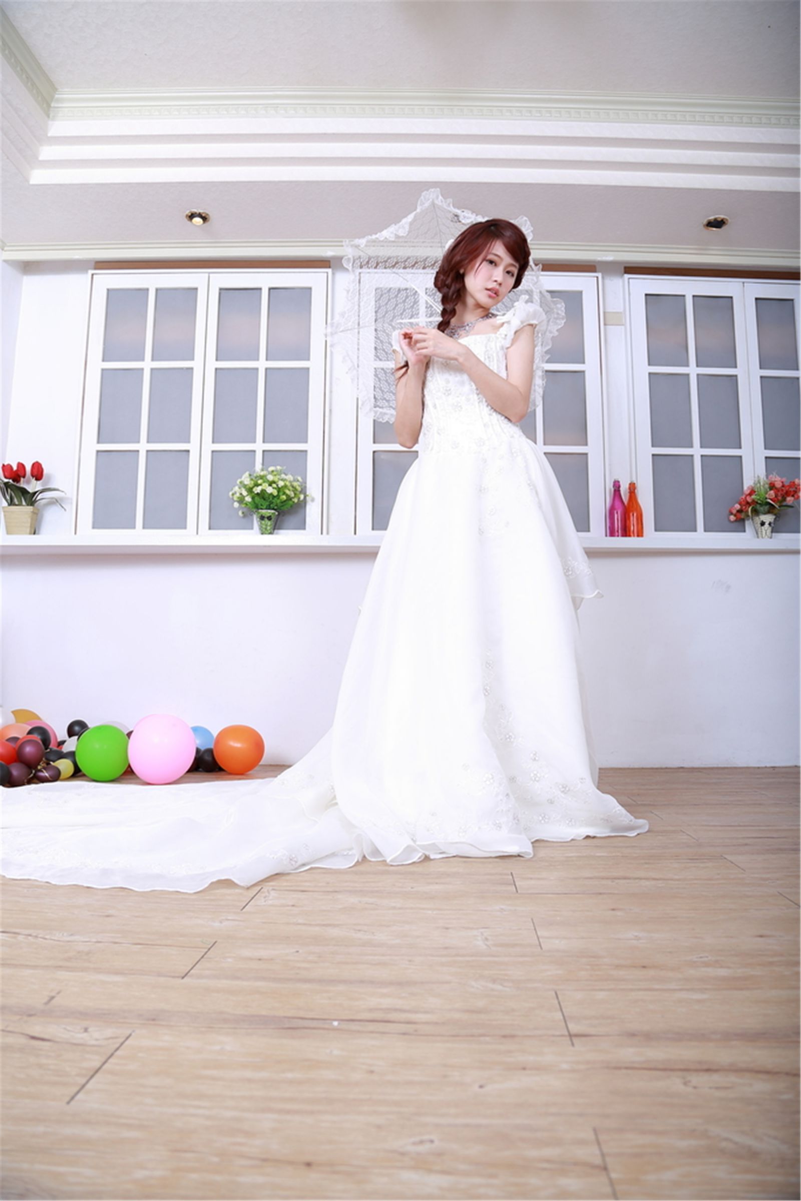 台湾清纯妹子白白/李依璇《机电系女孩婚纱棚拍》