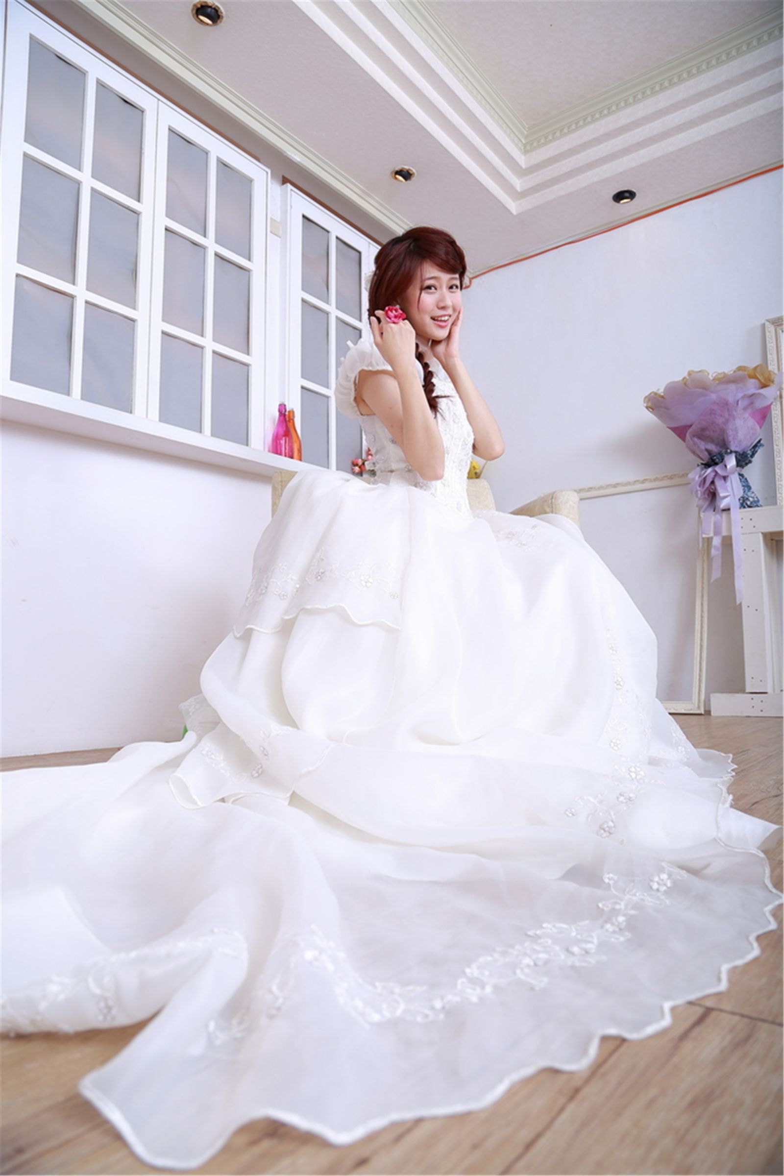 台湾清纯妹子白白/李依璇《机电系女孩婚纱棚拍》