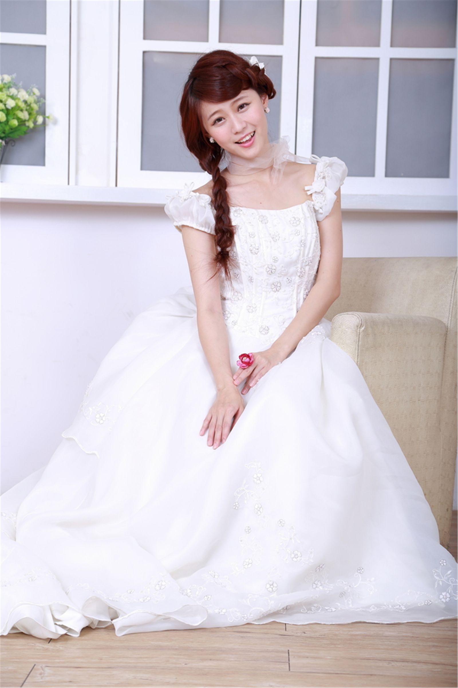 台湾清纯妹子白白/李依璇《机电系女孩婚纱棚拍》