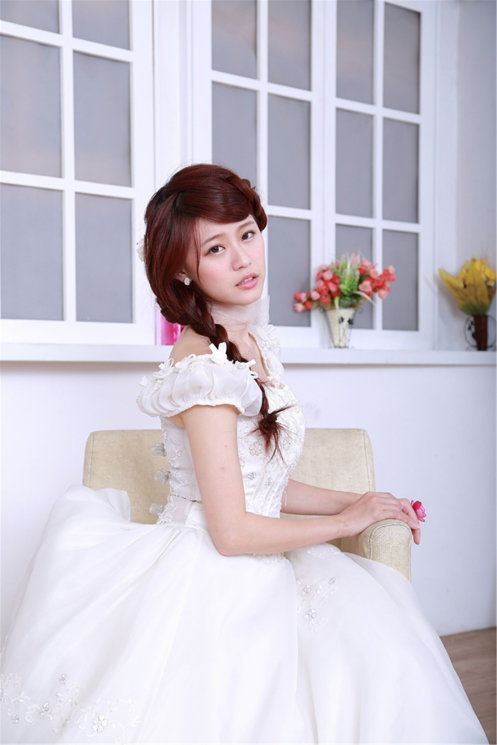 台湾清纯妹子白白/李依璇《机电系女孩婚纱棚拍》