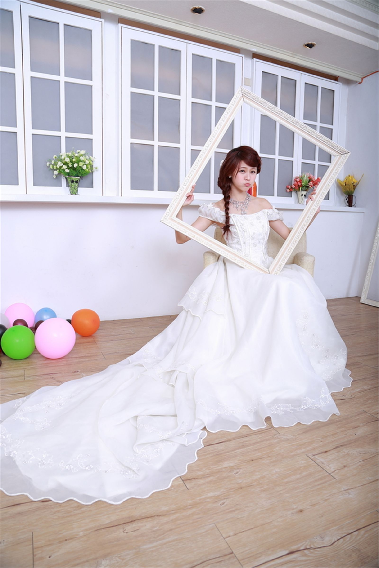 台湾清纯妹子白白/李依璇《机电系女孩婚纱棚拍》