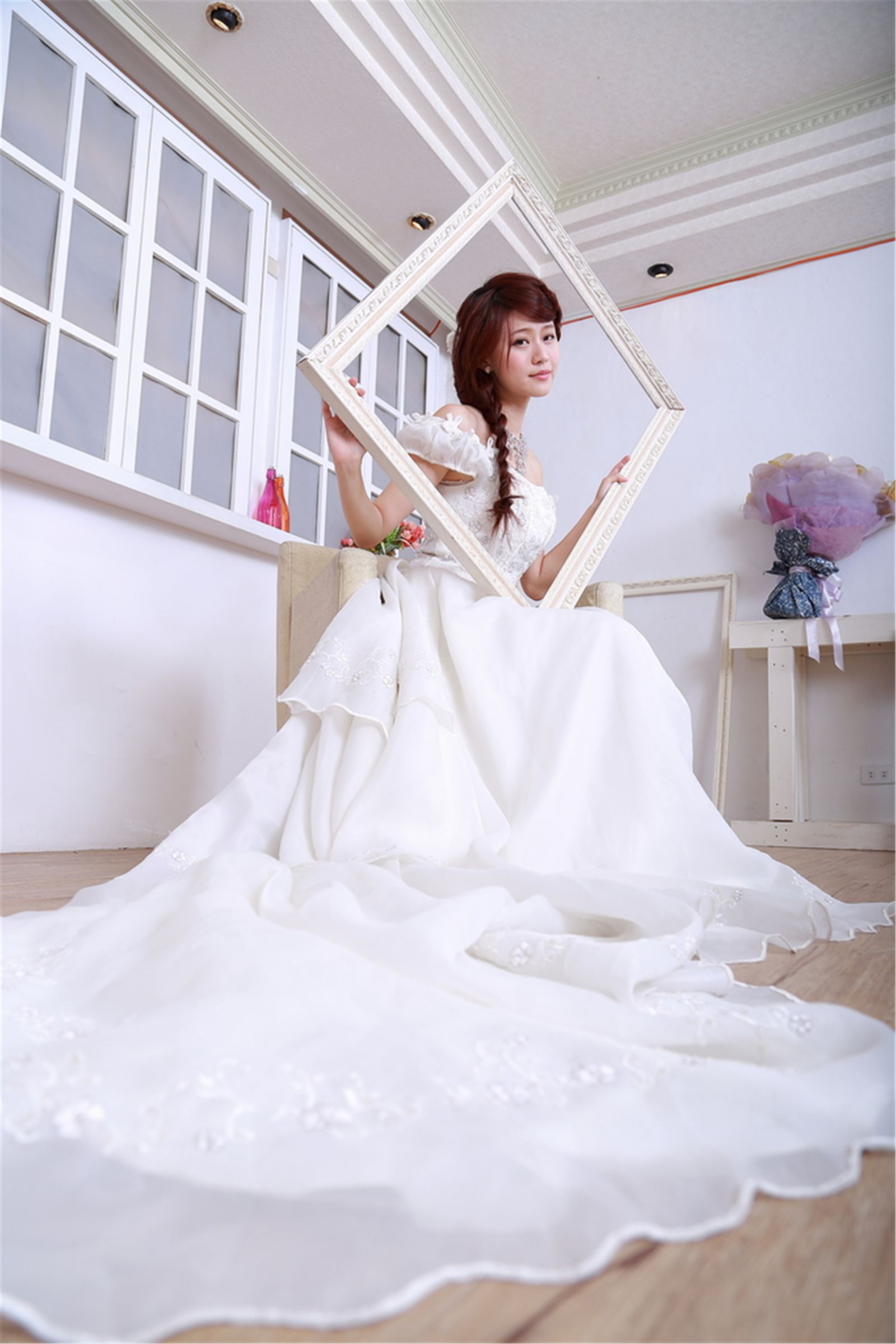 台湾清纯妹子白白/李依璇《机电系女孩婚纱棚拍》