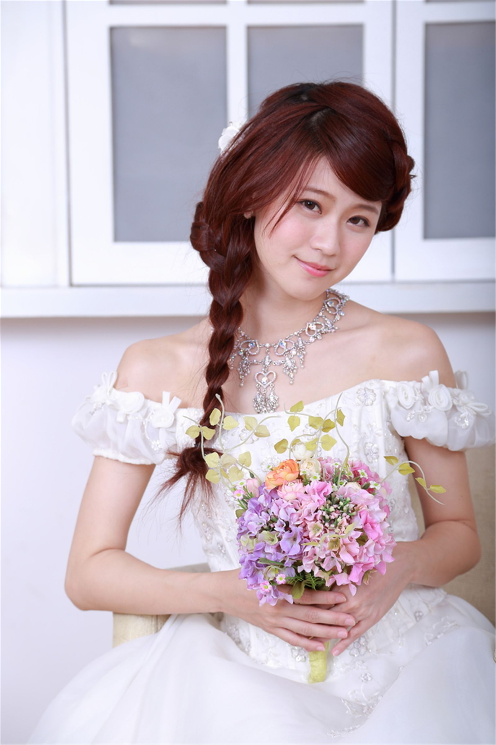 台湾清纯妹子白白/李依璇《机电系女孩婚纱棚拍》