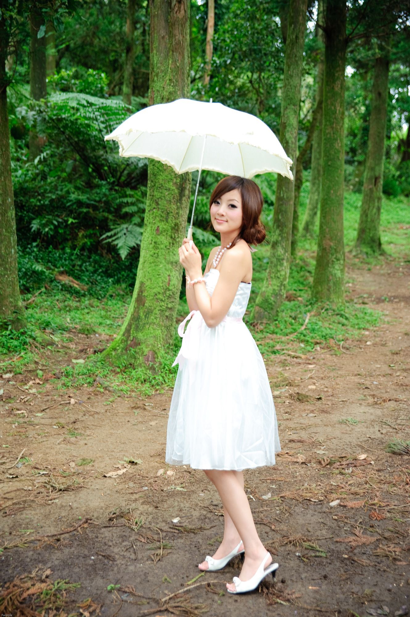 果子MM/Mikako《白色圓舞曲 + 黑色執念》外拍