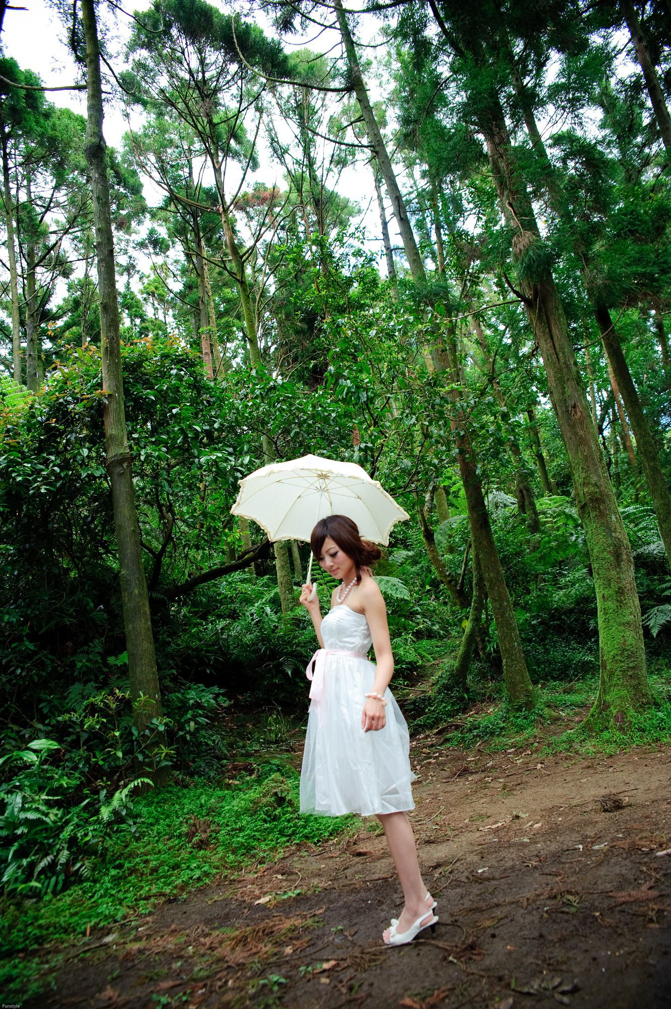 果子MM/Mikako《白色圓舞曲 + 黑色執念》外拍
