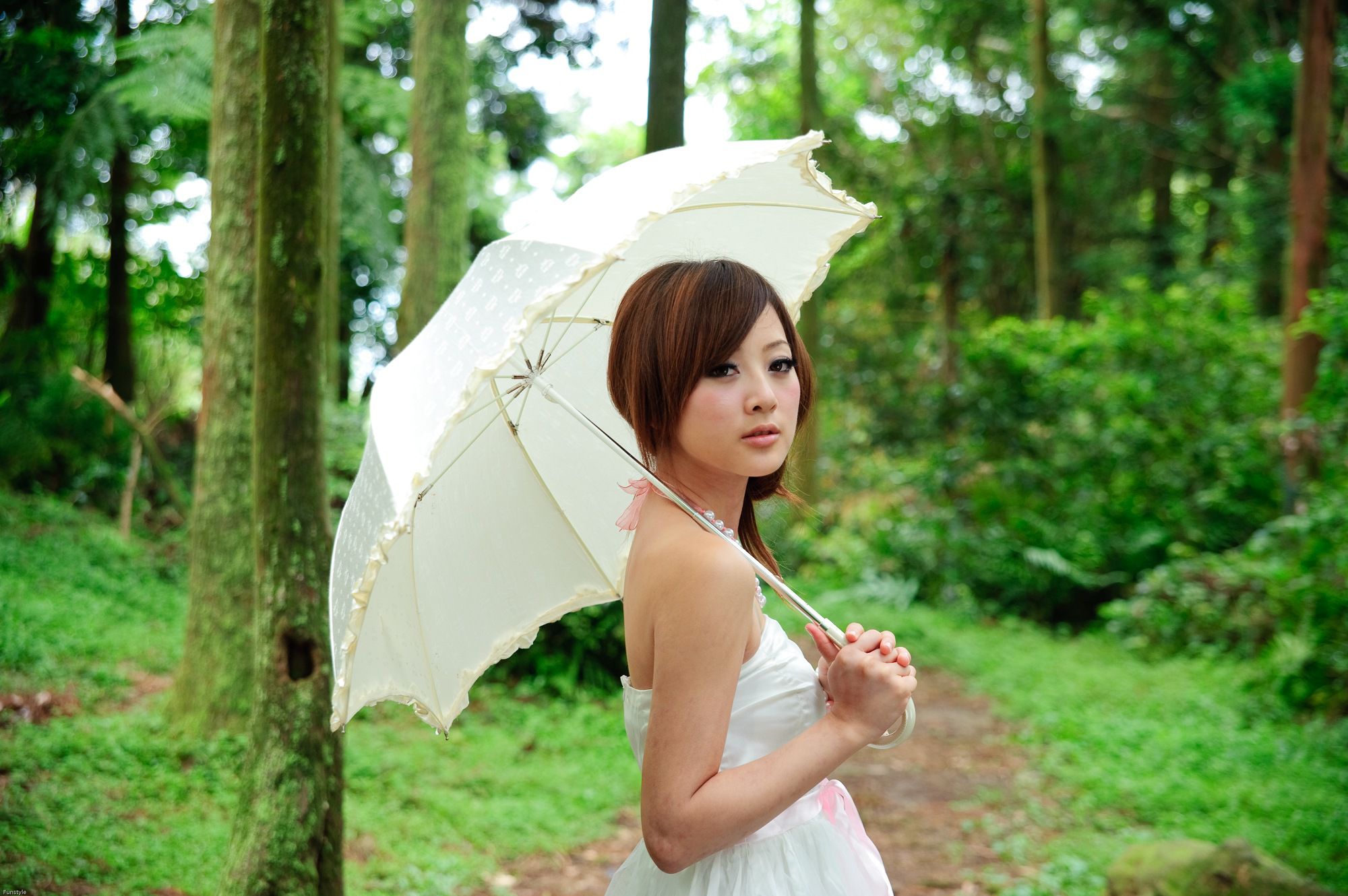 果子MM/Mikako《白色圓舞曲 + 黑色執念》外拍