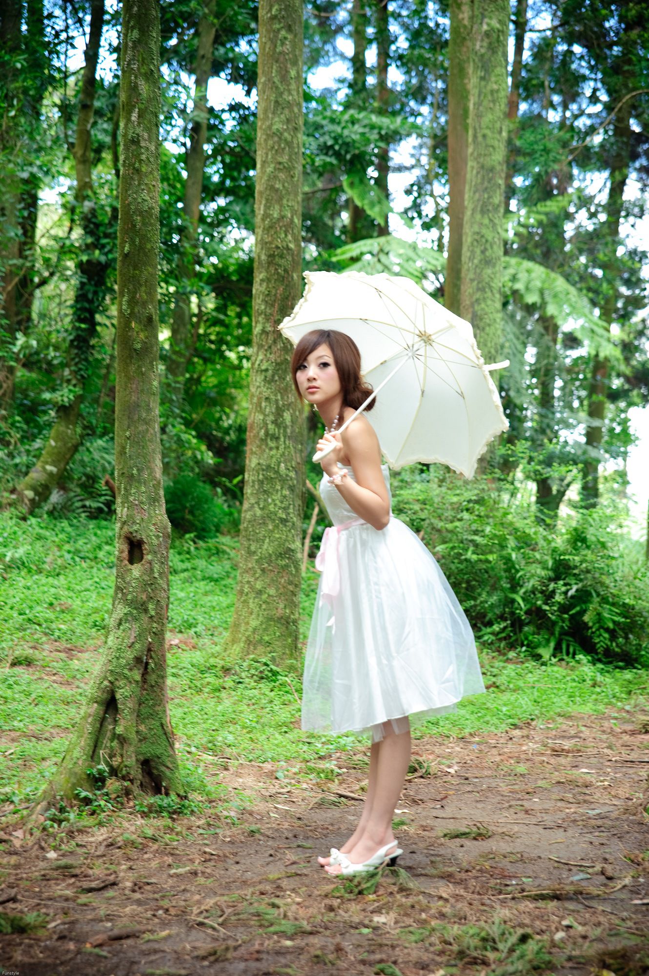 果子MM/Mikako《白色圓舞曲 + 黑色執念》外拍