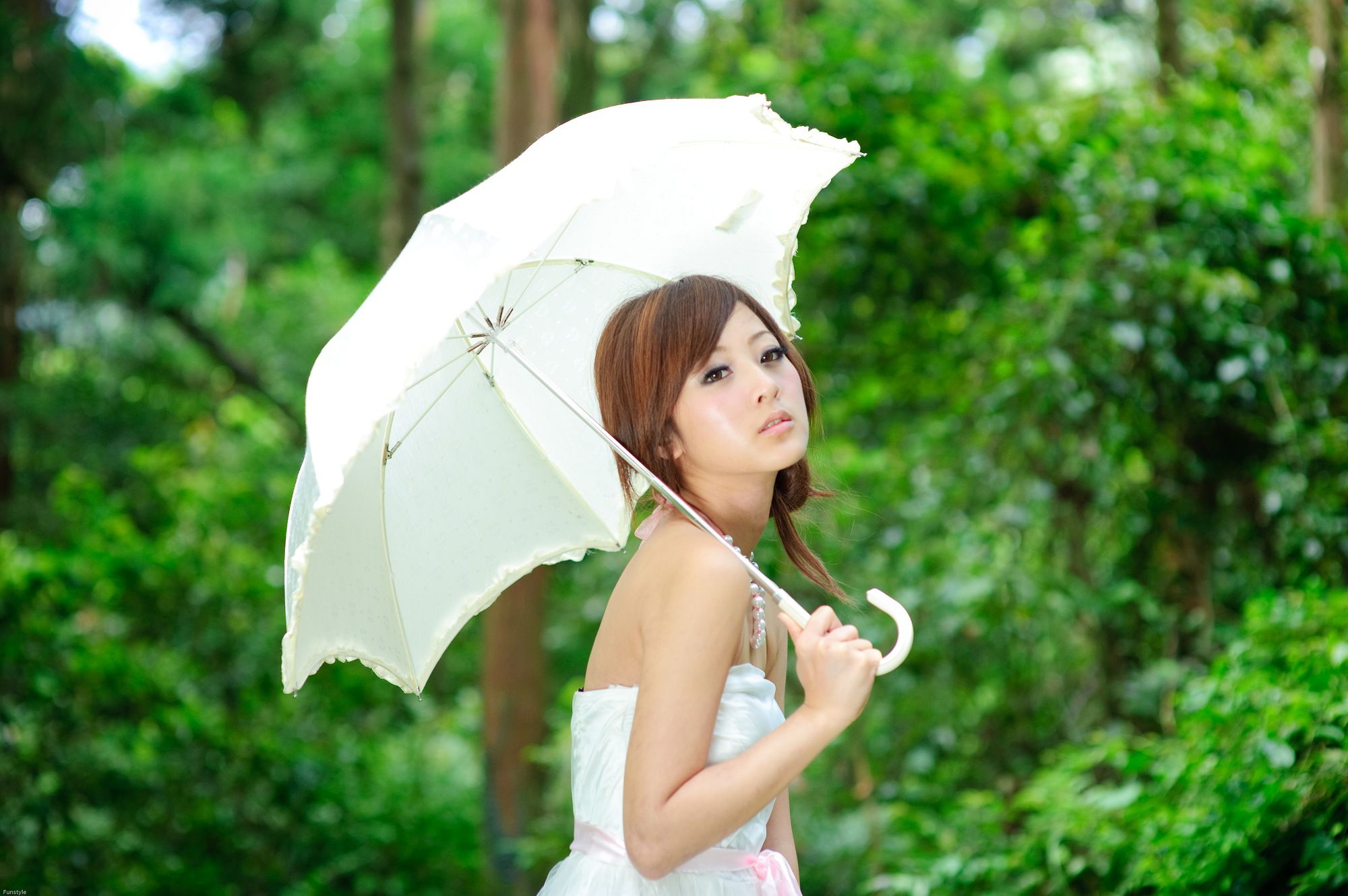 果子MM/Mikako《白色圓舞曲 + 黑色執念》外拍