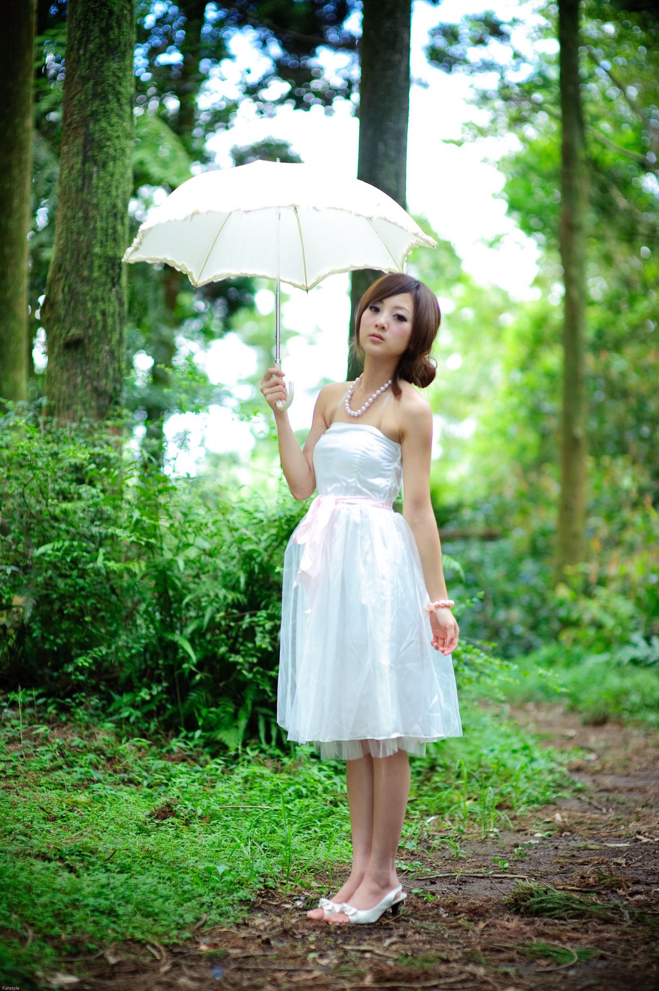 果子MM/Mikako《白色圓舞曲 + 黑色執念》外拍