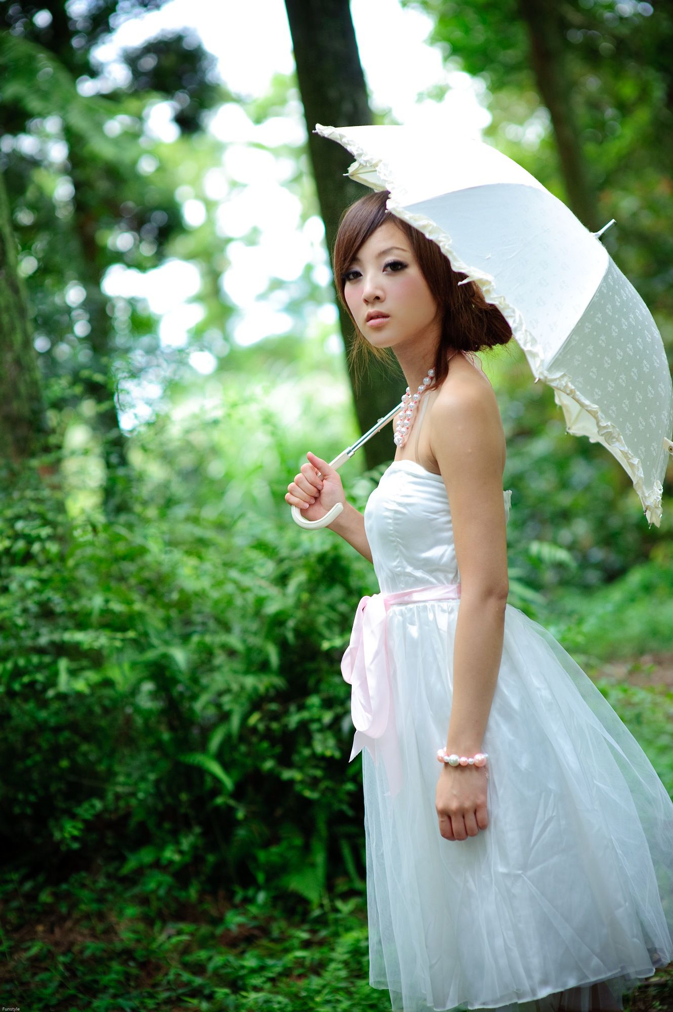 果子MM/Mikako《白色圓舞曲 + 黑色執念》外拍