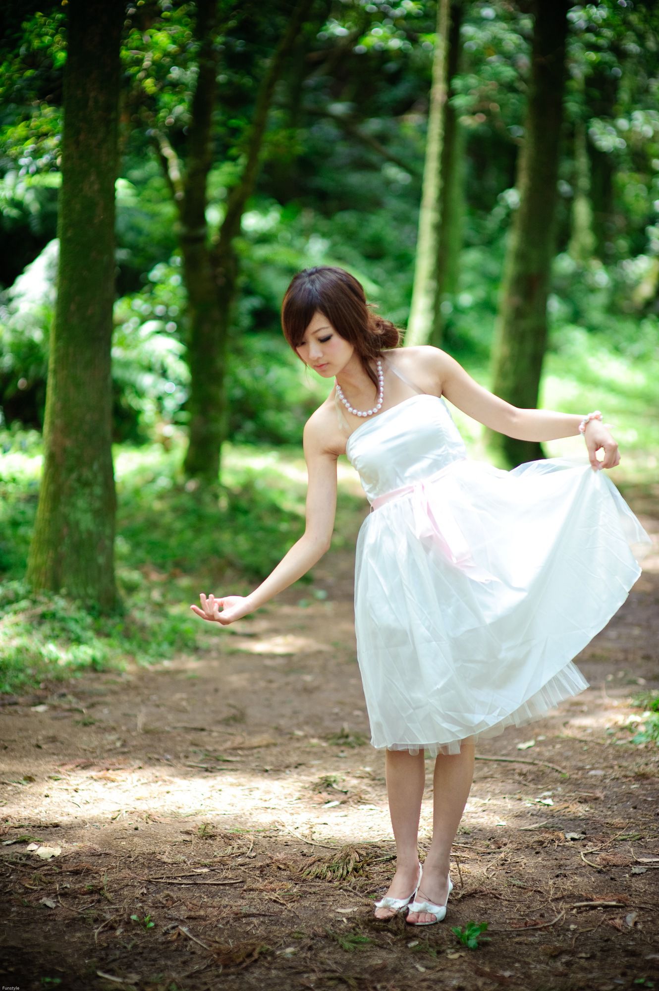 果子MM/Mikako《白色圓舞曲 + 黑色執念》外拍