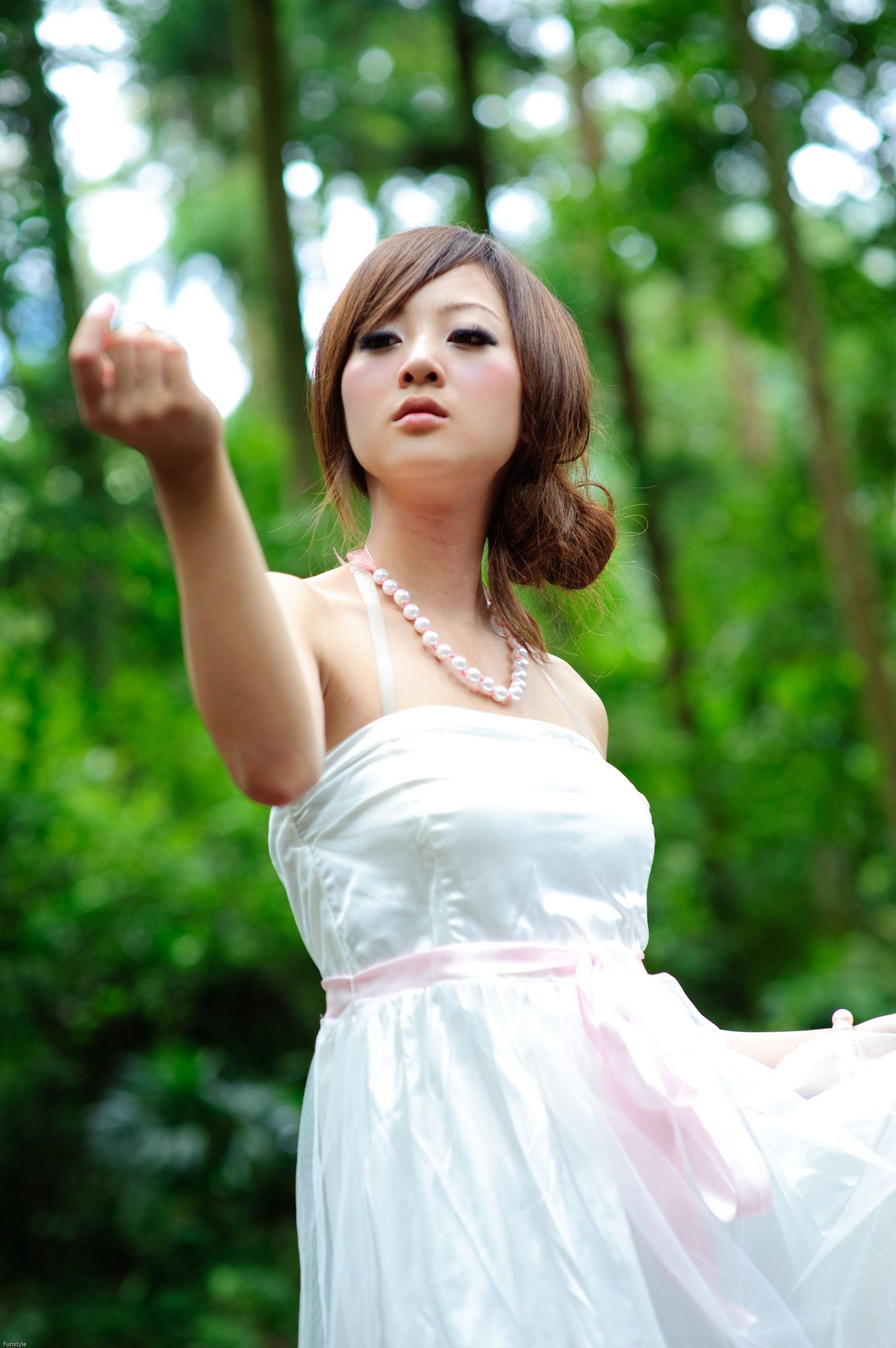 果子MM/Mikako《白色圓舞曲 + 黑色執念》外拍