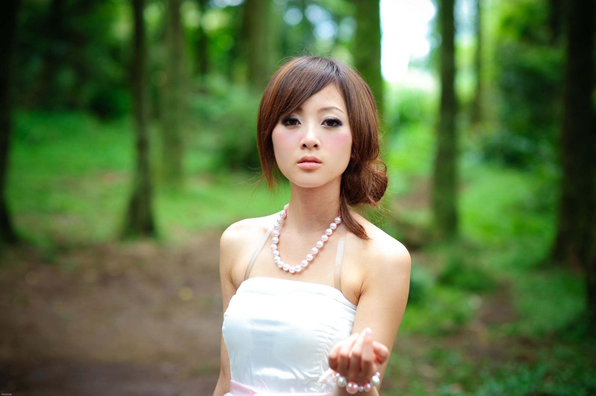 果子MM/Mikako《白色圓舞曲 + 黑色執念》外拍