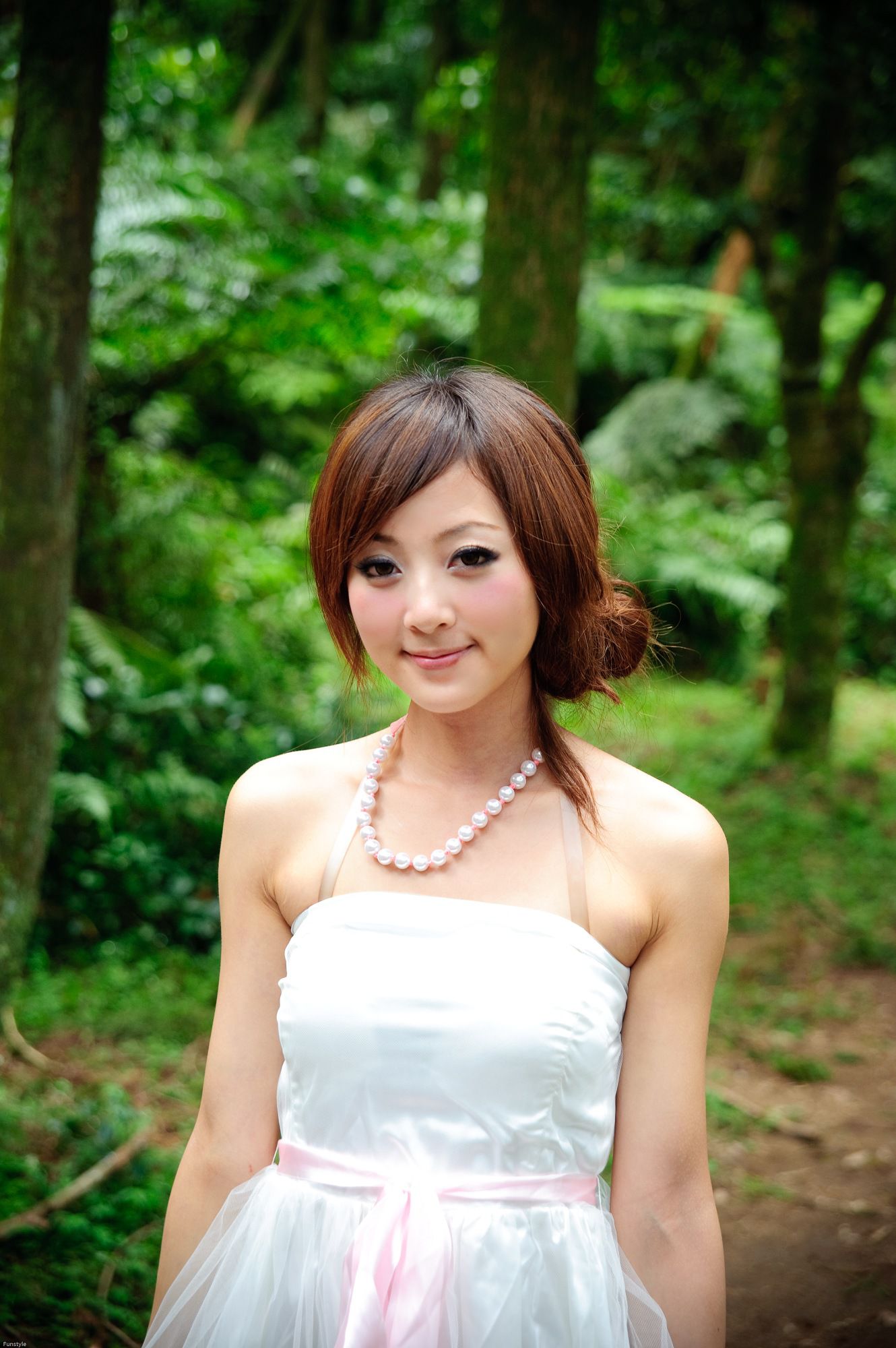 果子MM/Mikako《白色圓舞曲 + 黑色執念》外拍