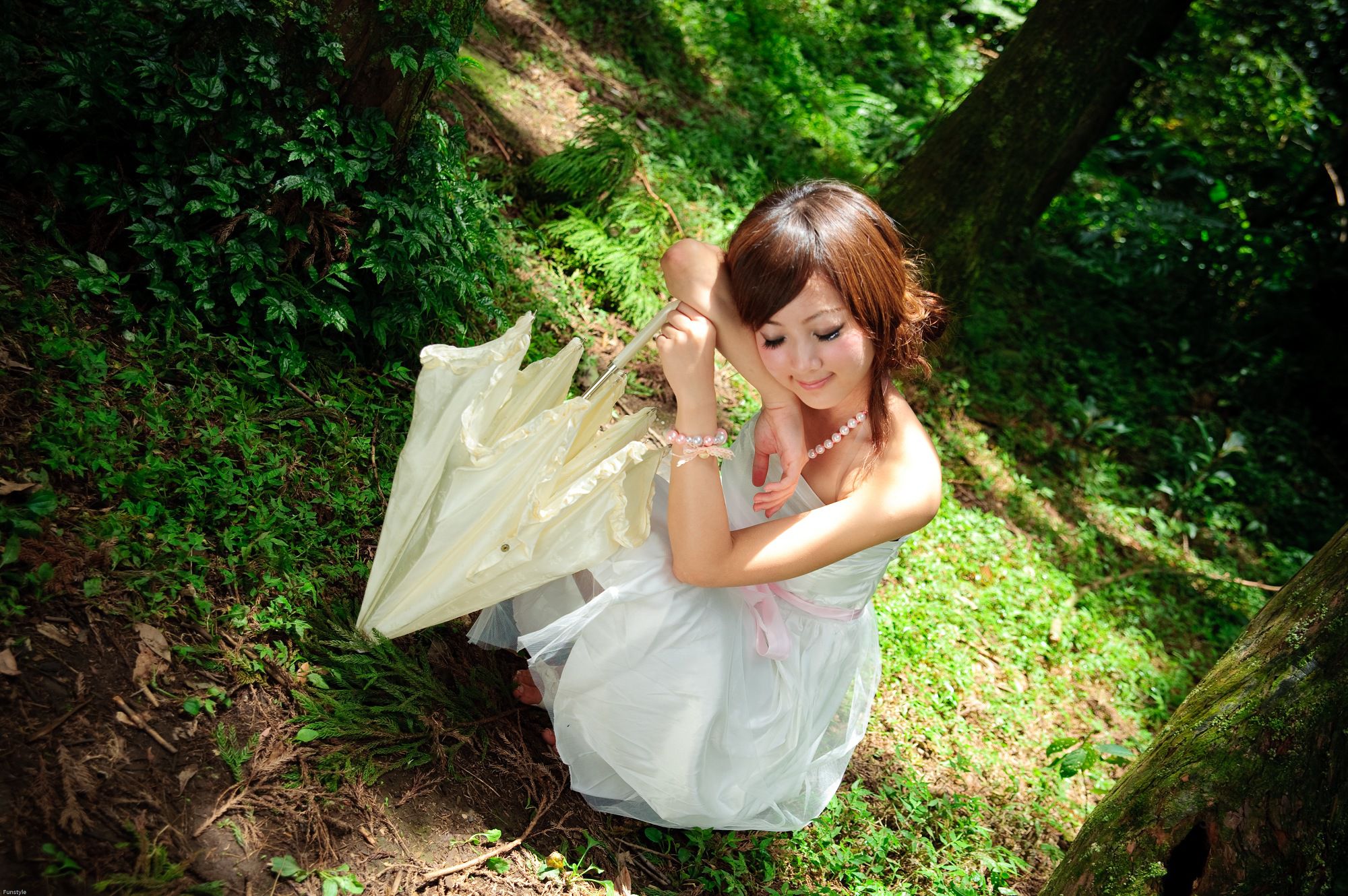 果子MM/Mikako《白色圓舞曲 + 黑色執念》外拍