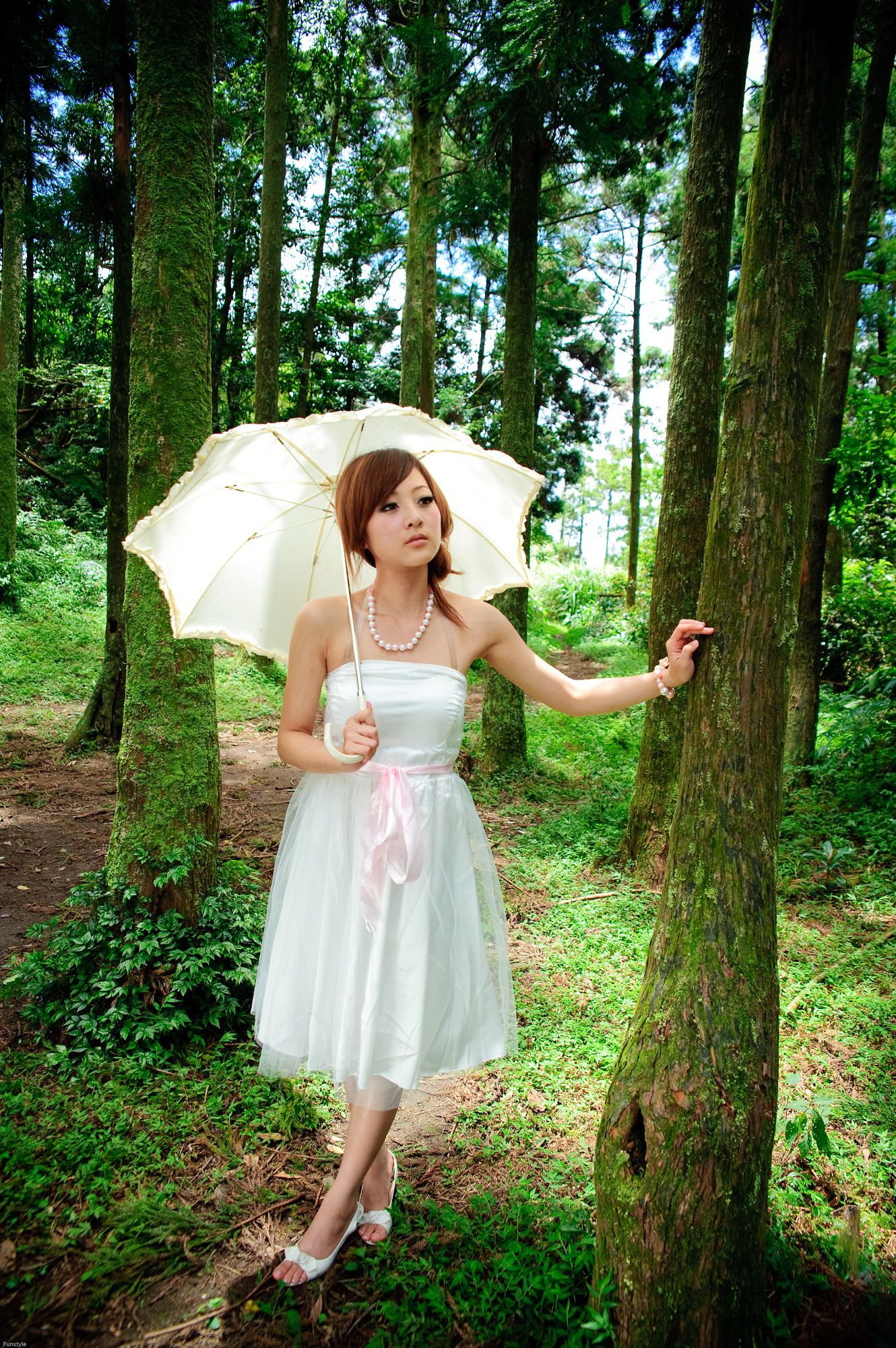 果子MM/Mikako《白色圓舞曲 + 黑色執念》外拍
