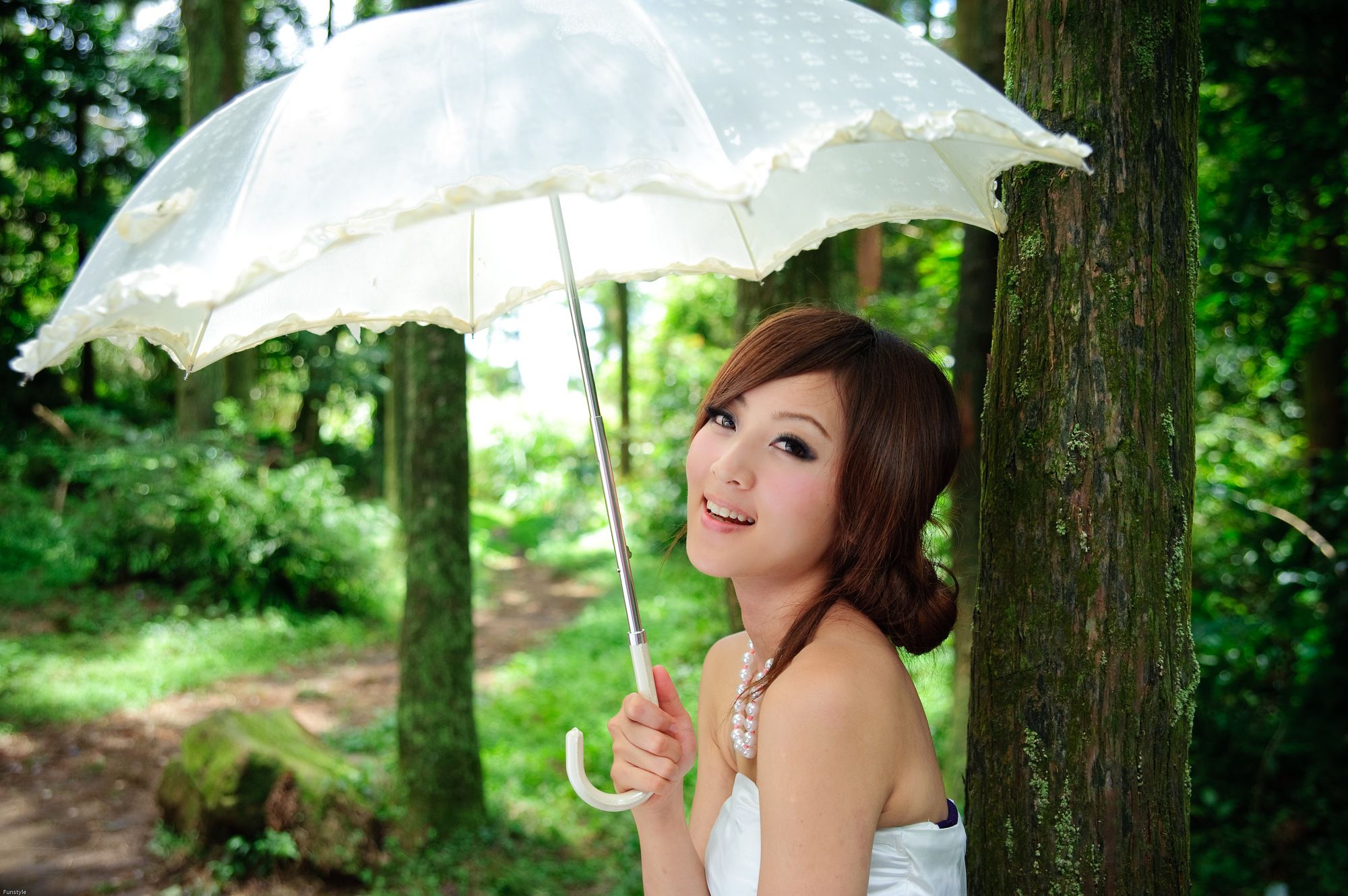 果子MM/Mikako《白色圓舞曲 + 黑色執念》外拍