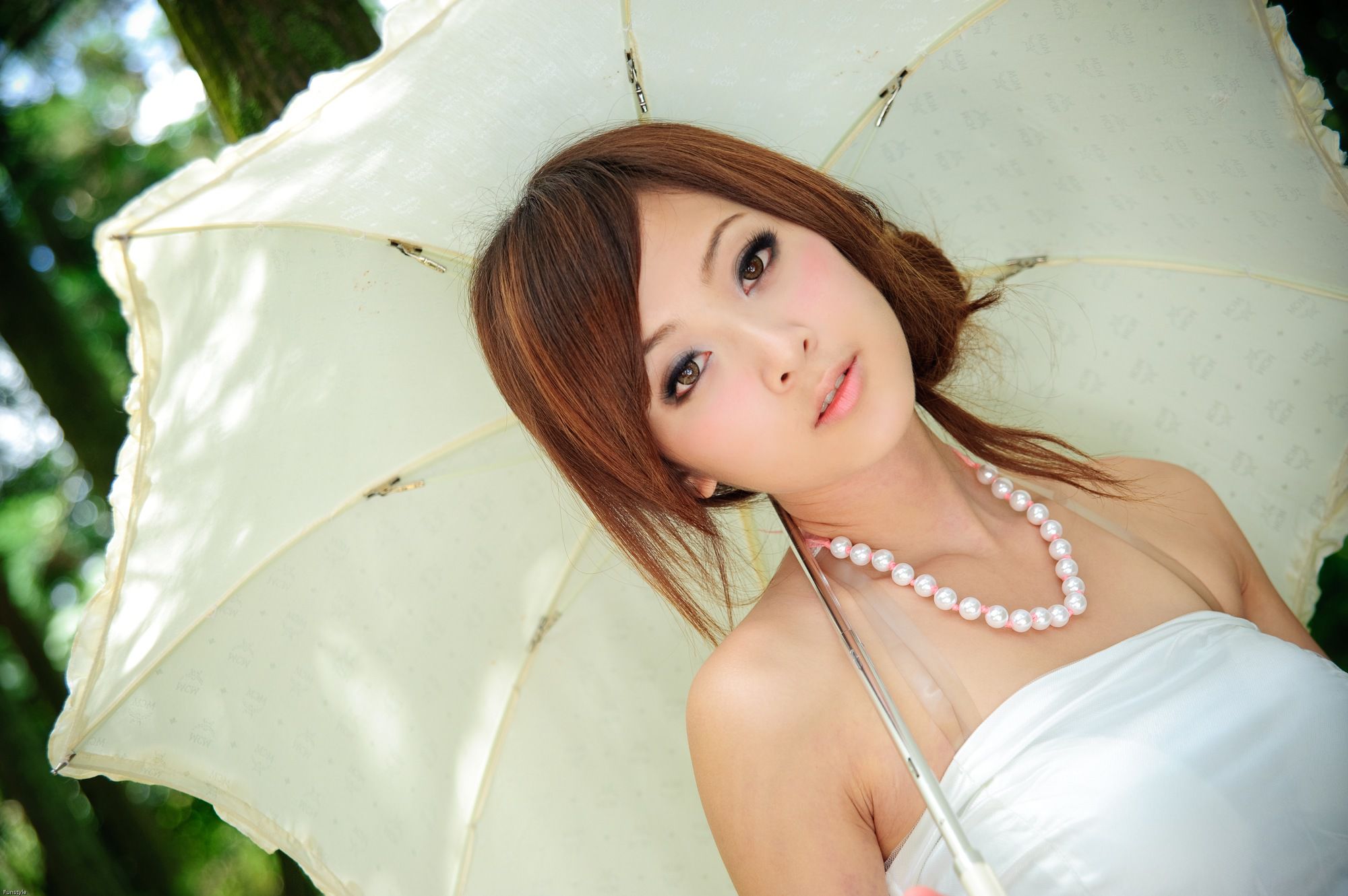 果子MM/Mikako《白色圓舞曲 + 黑色執念》外拍