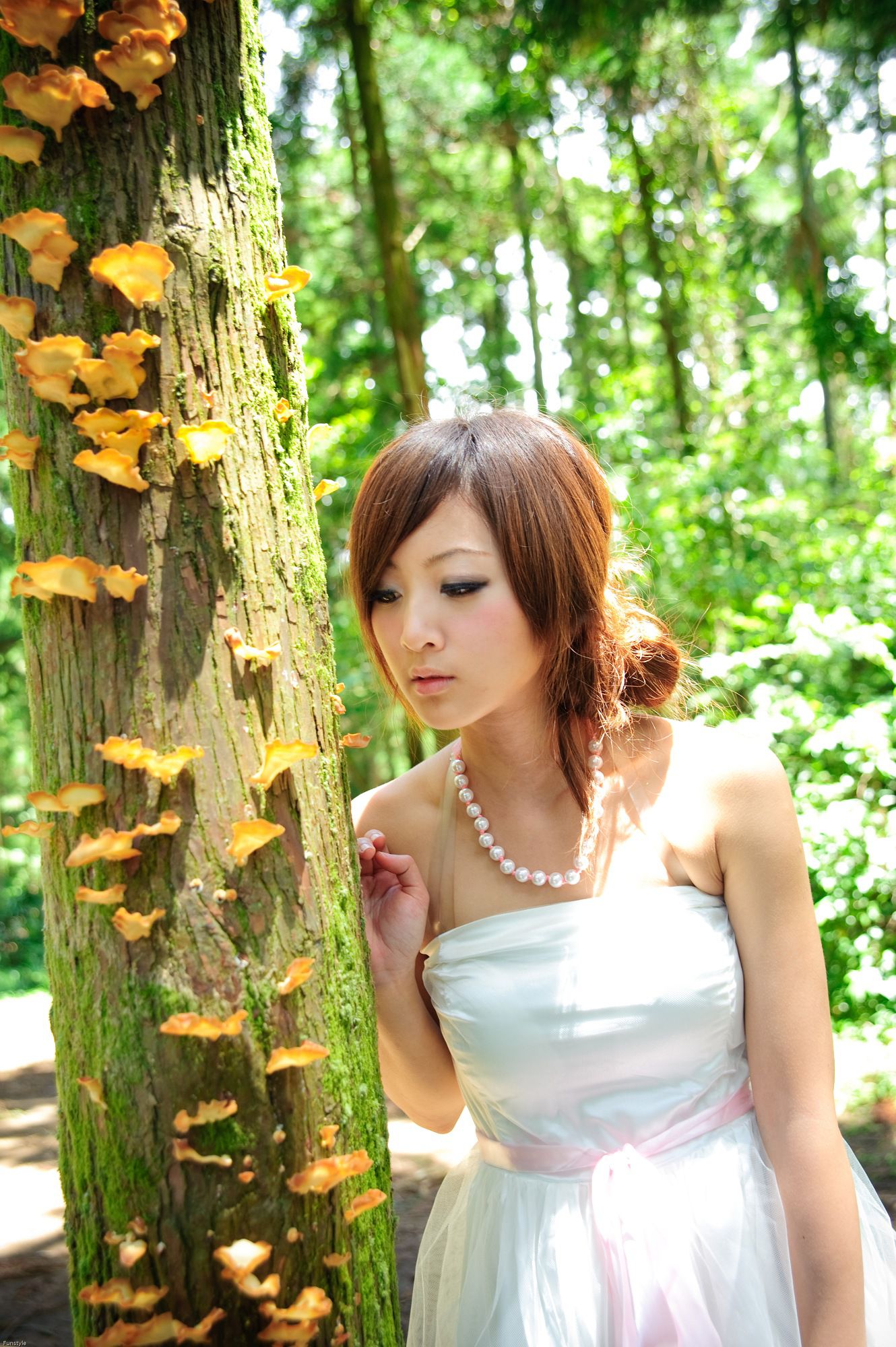 果子MM/Mikako《白色圓舞曲 + 黑色執念》外拍