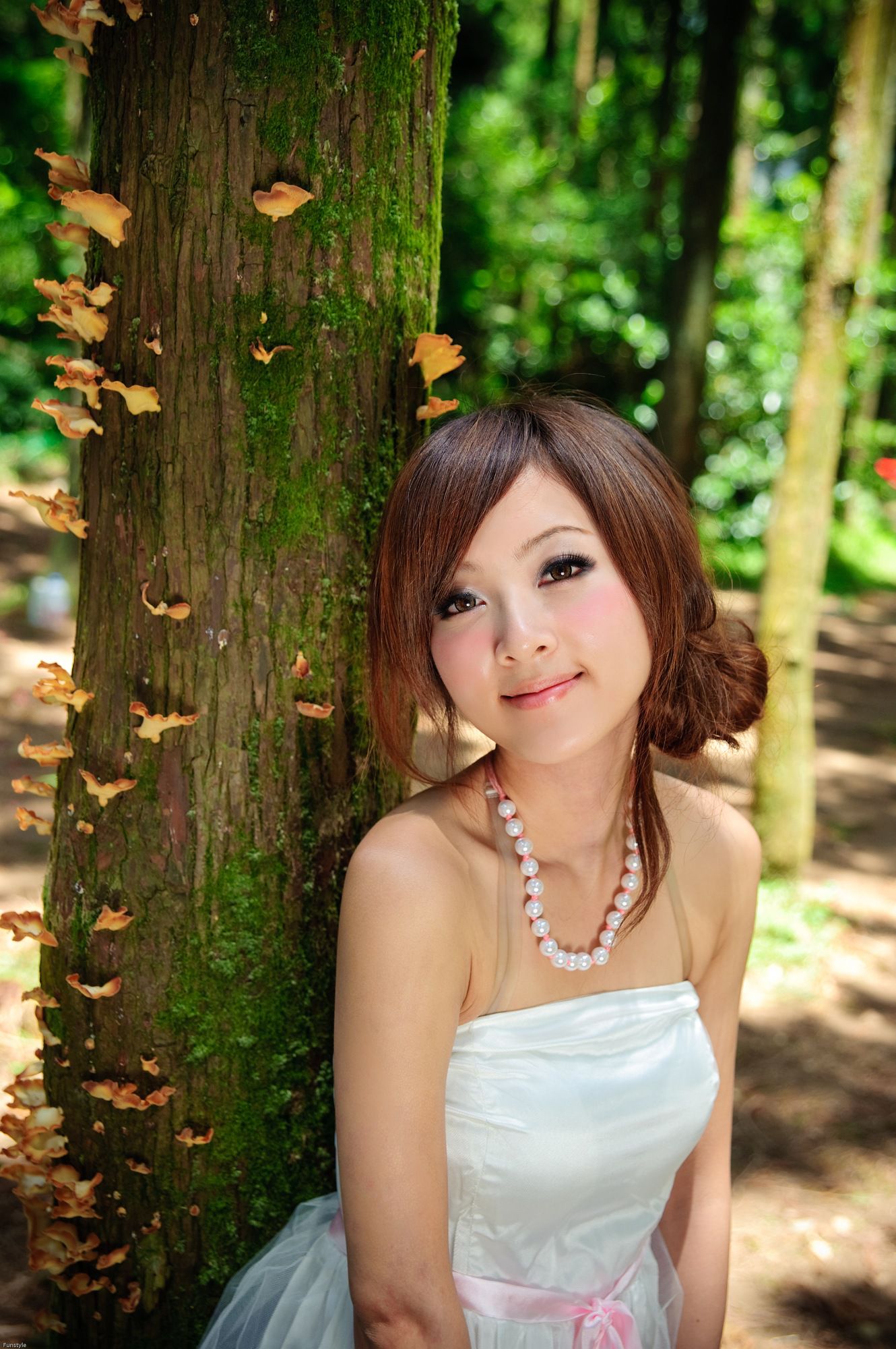 果子MM/Mikako《白色圓舞曲 + 黑色執念》外拍