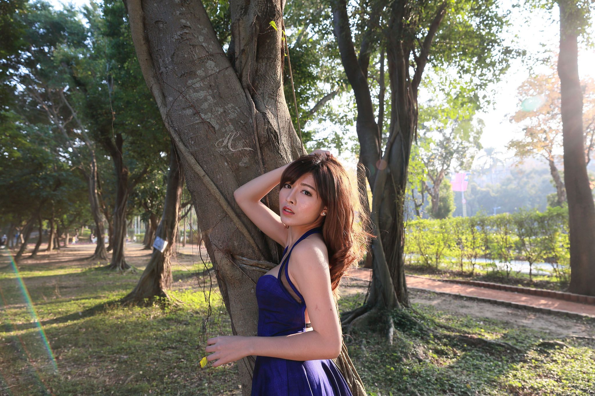 冰山美人廖坎蒂《初夏公园外拍》